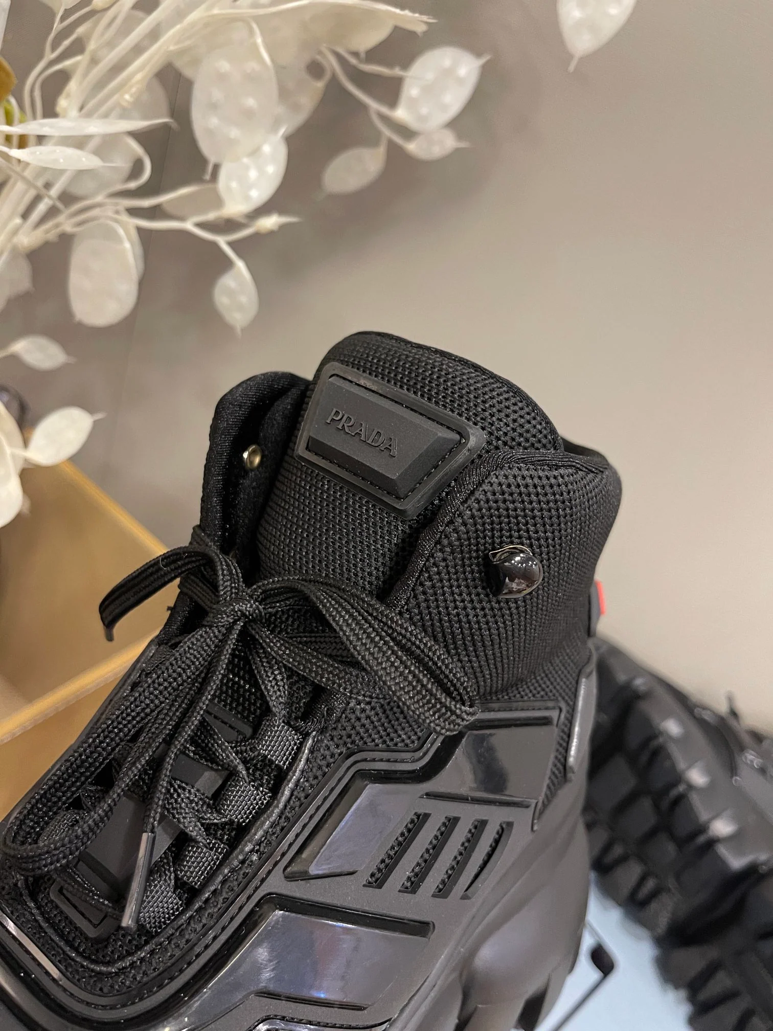 Новинка сезона весна/лето 2022 от Prada - повседневные ботильоны на платформе.