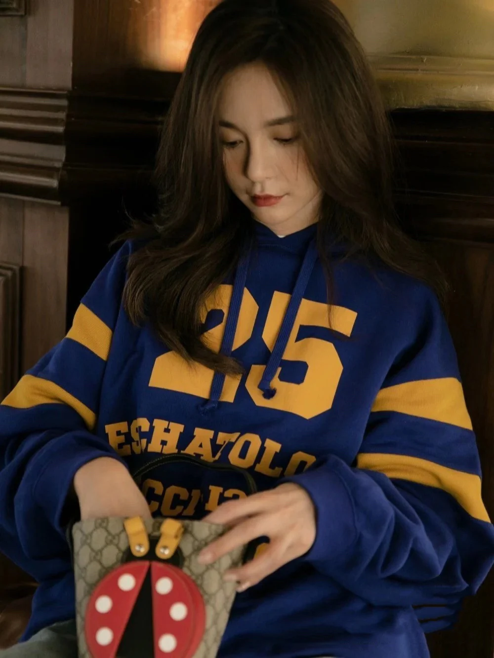 Детская сумка-ведро Gucci с рисунком божьей коровки — стиль Шэнь Мэнчэнь.