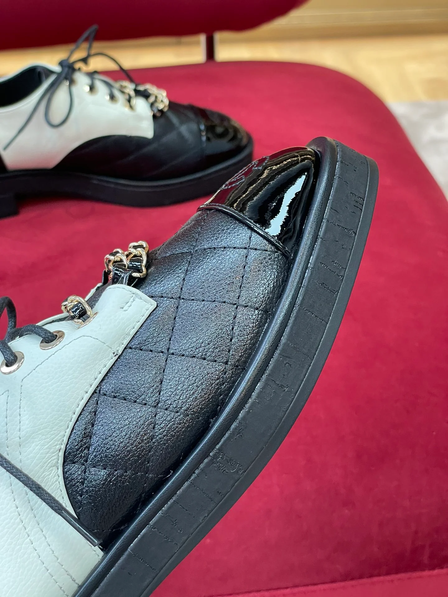 Кожаные туфли Chanel с цепочками — белые и черные