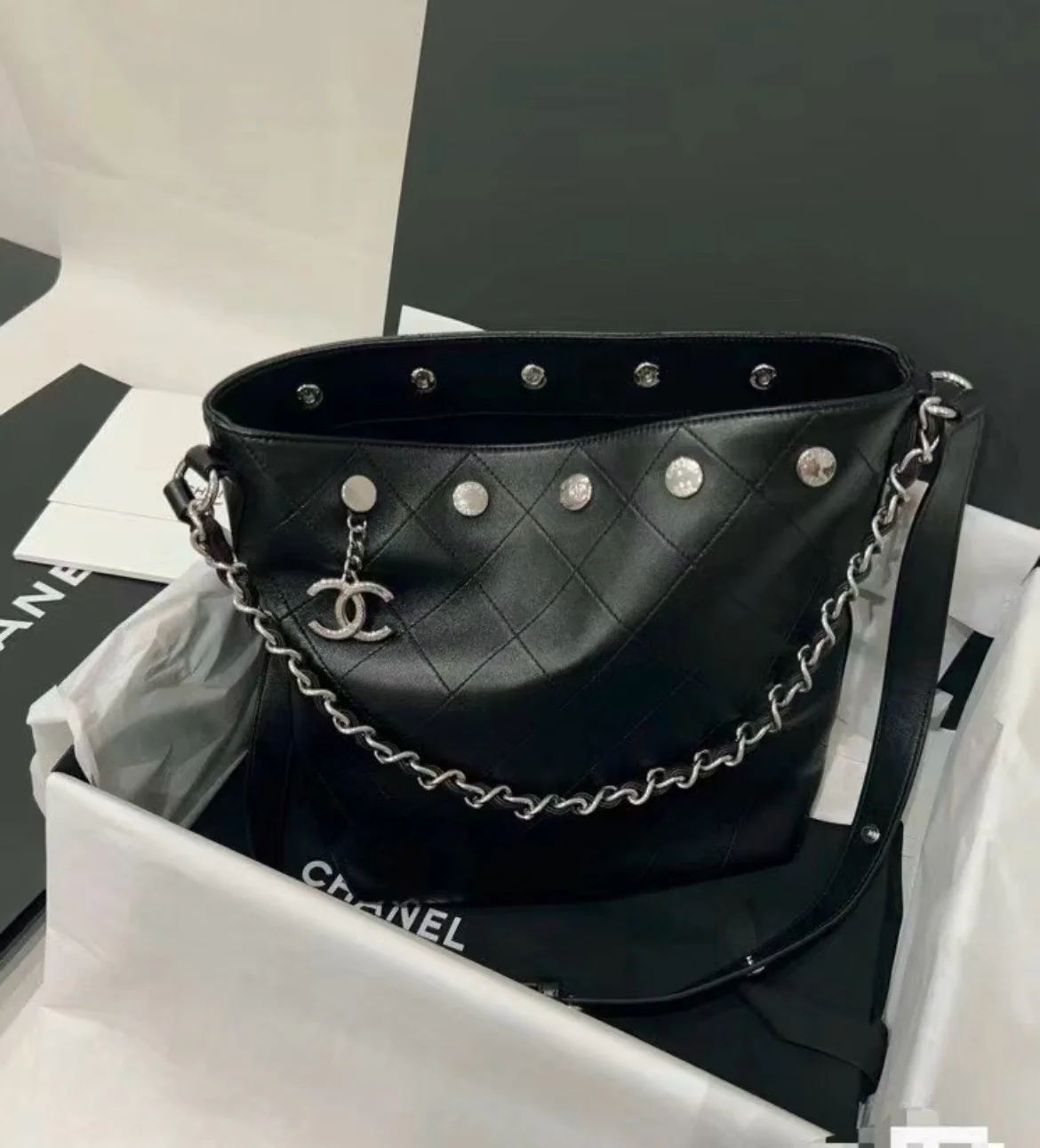 Сумка Chanel в стиле хиппи с золотой монетой 25 пенсов — черно-серебряная.