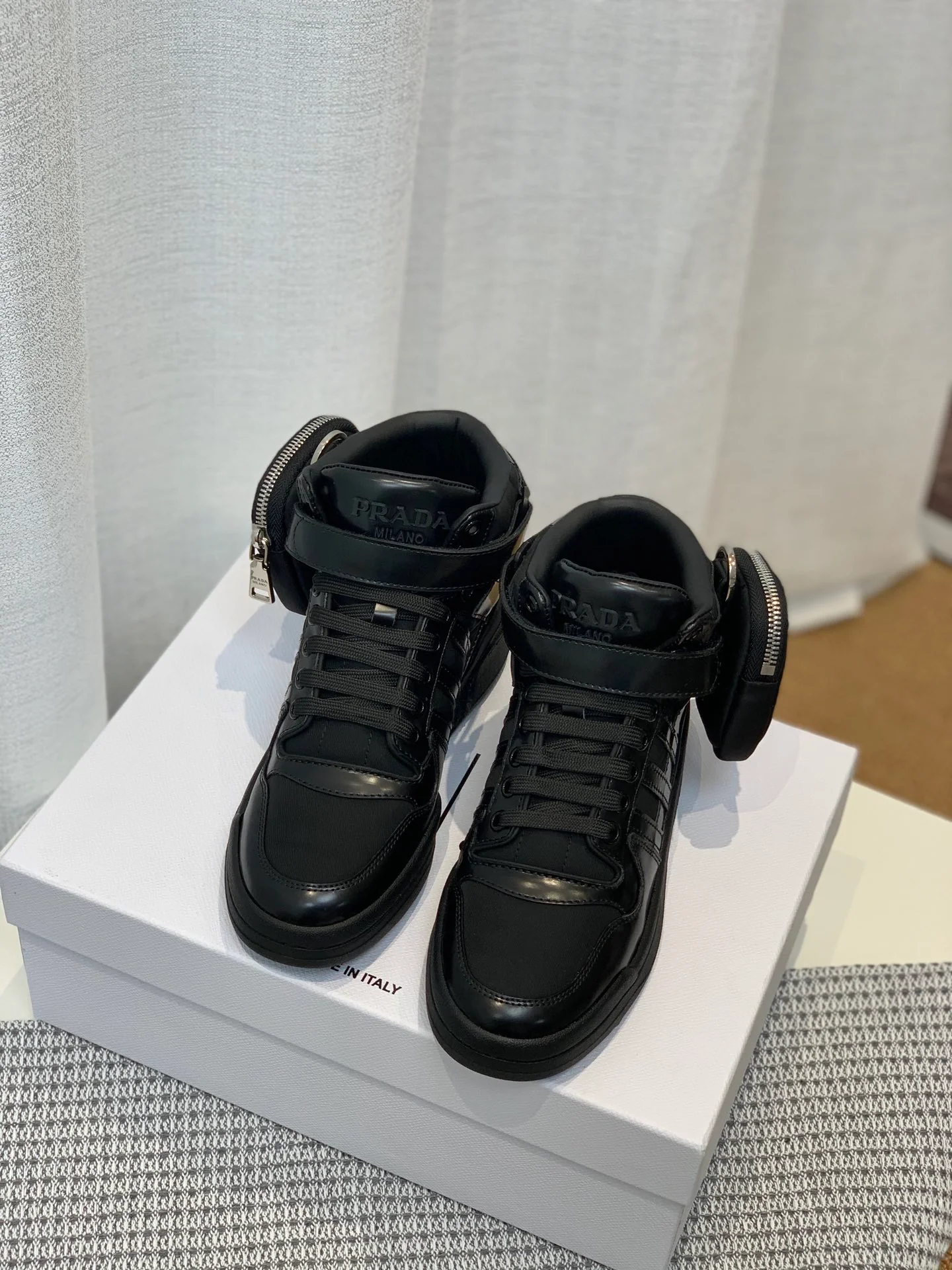 Обувь Prada - результат сотрудничества Prada и Adidas - спортивная и повседневная обувь - черная