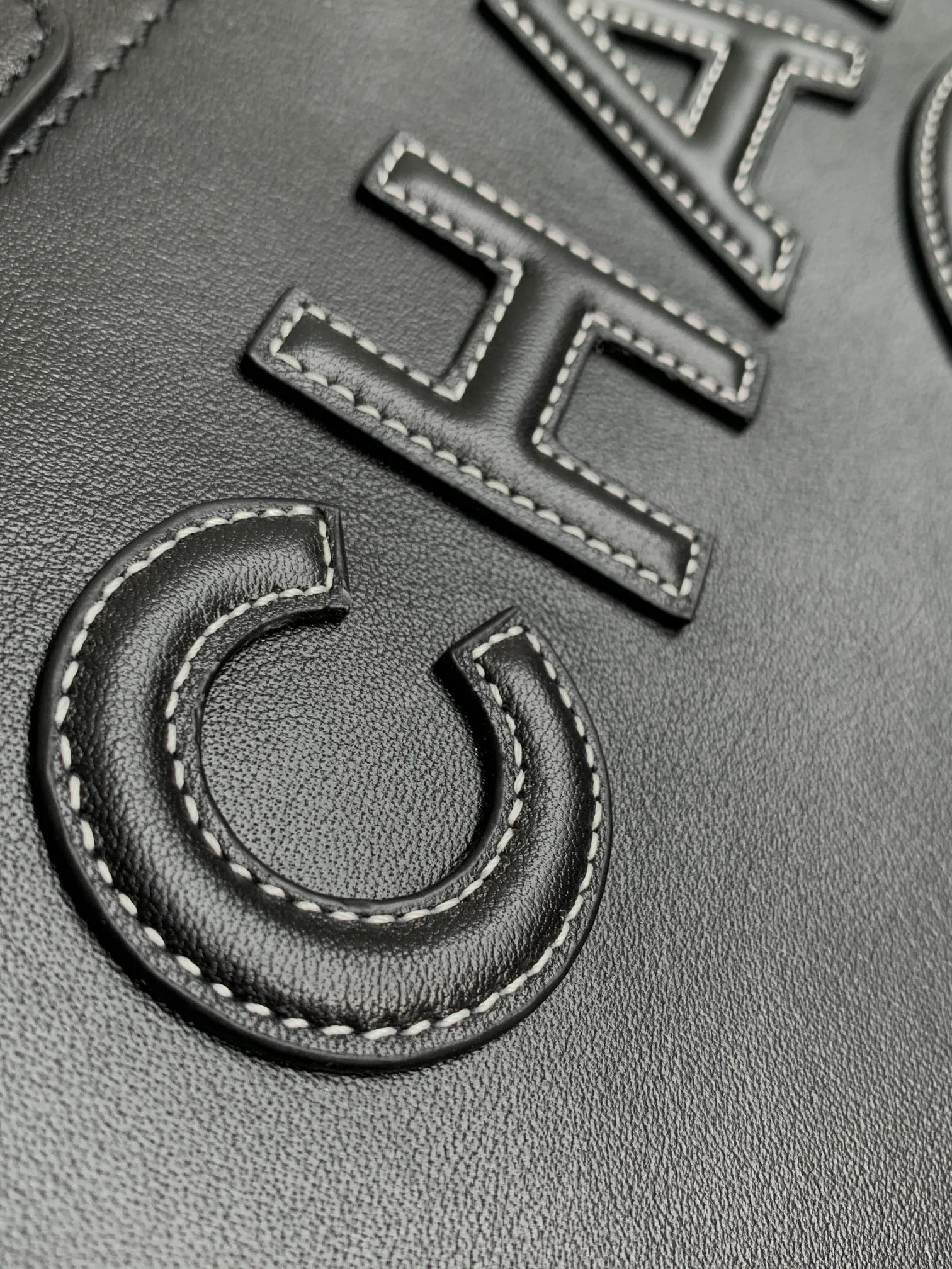 Пляжная сумка Chanel 24a из натуральной кожи, маленькая, черная.