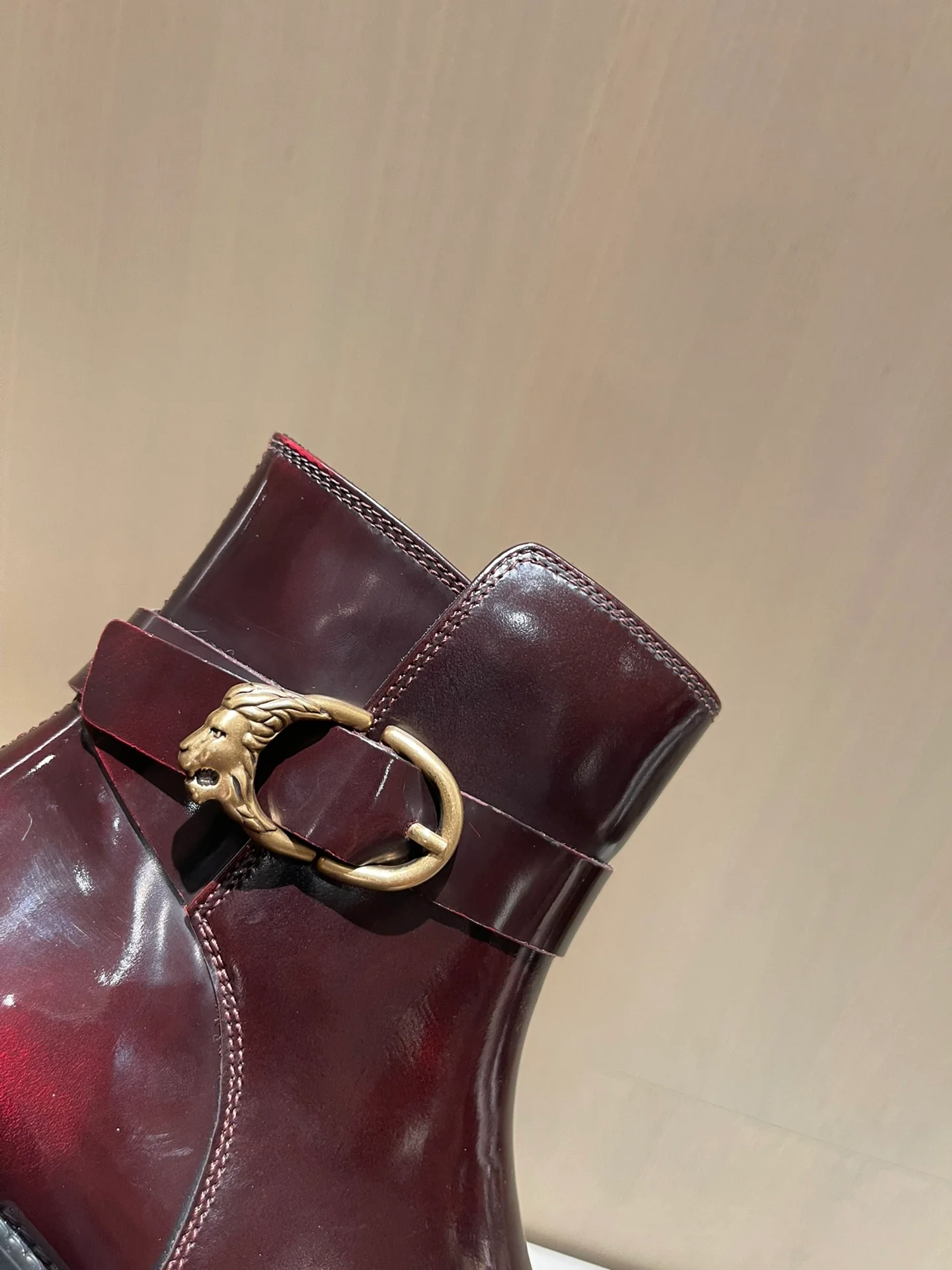 Tods - Новинка сезона осень/зима 2022 - Ботильоны с разрезом и бисером - 1