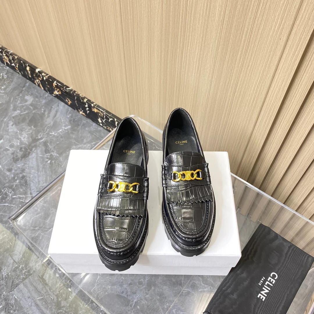 Лоферы Celine на платформе с крокодиловым рисунком