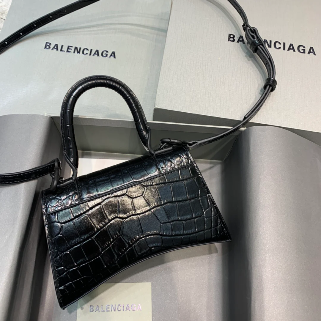 Сумка Balenciaga Hourglass, размер XS, черная, с пряжкой из крокодиловой кожи.