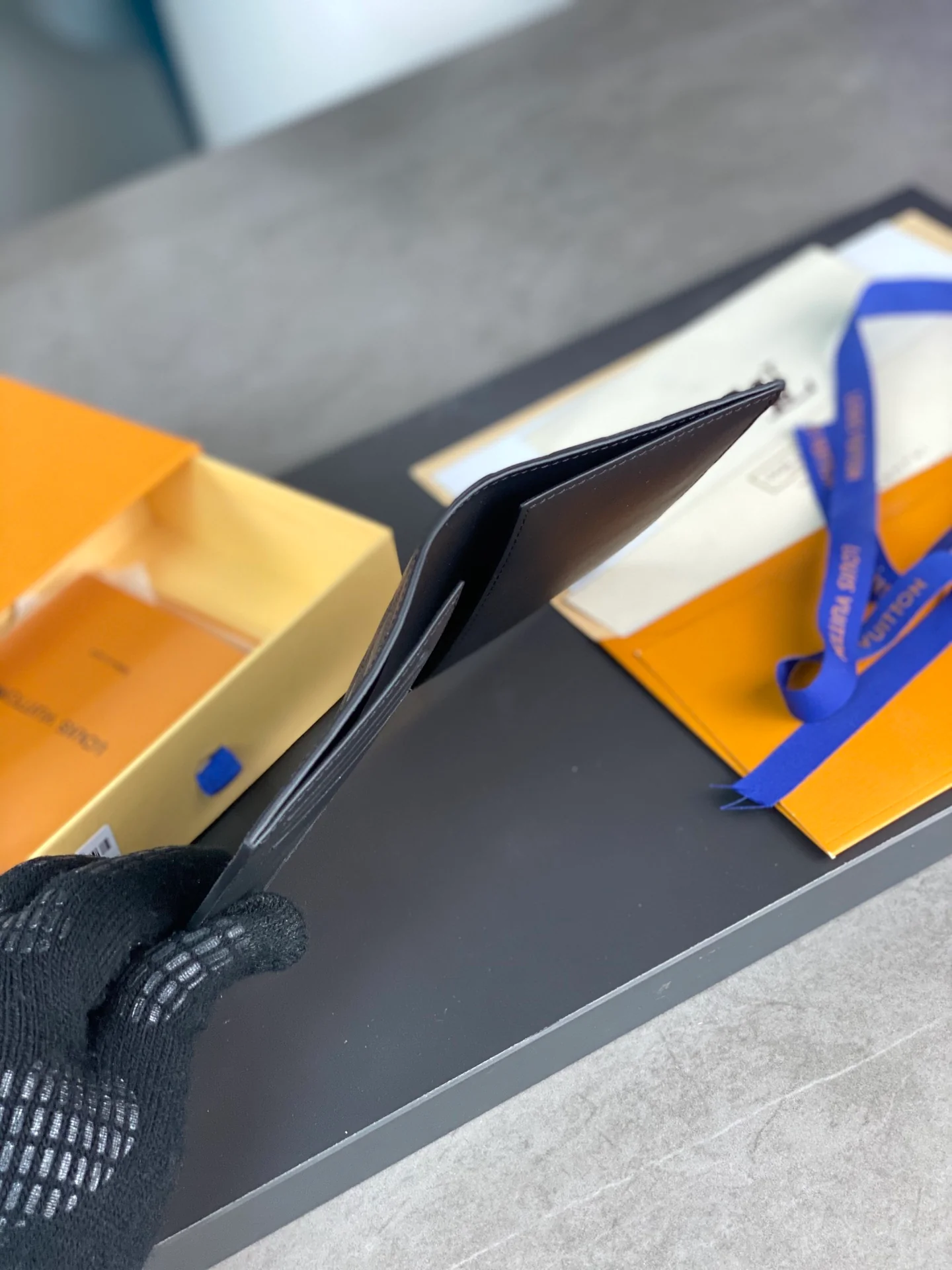 LV-m64411-Держатель для паспорта-Тиснение