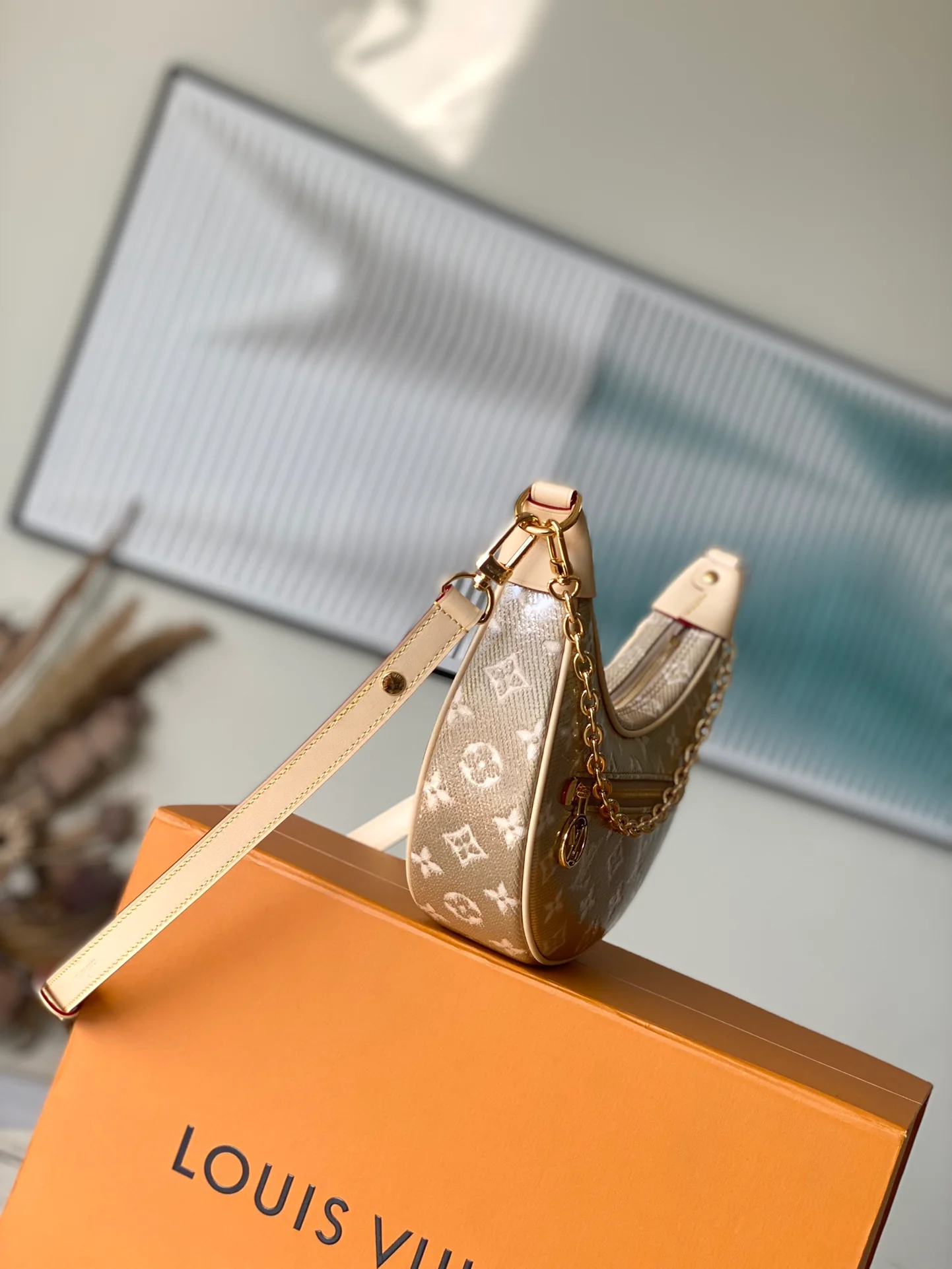 m22928-LV-loop baguette bag-gold-small