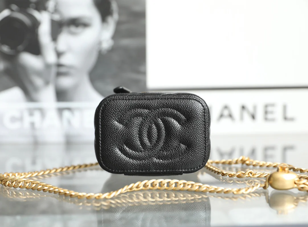 Chanel Весна/Лето 2023 - Маленькая сумка через плечо с цепочкой и регулируемой застежкой в ??форме сердца - Черная