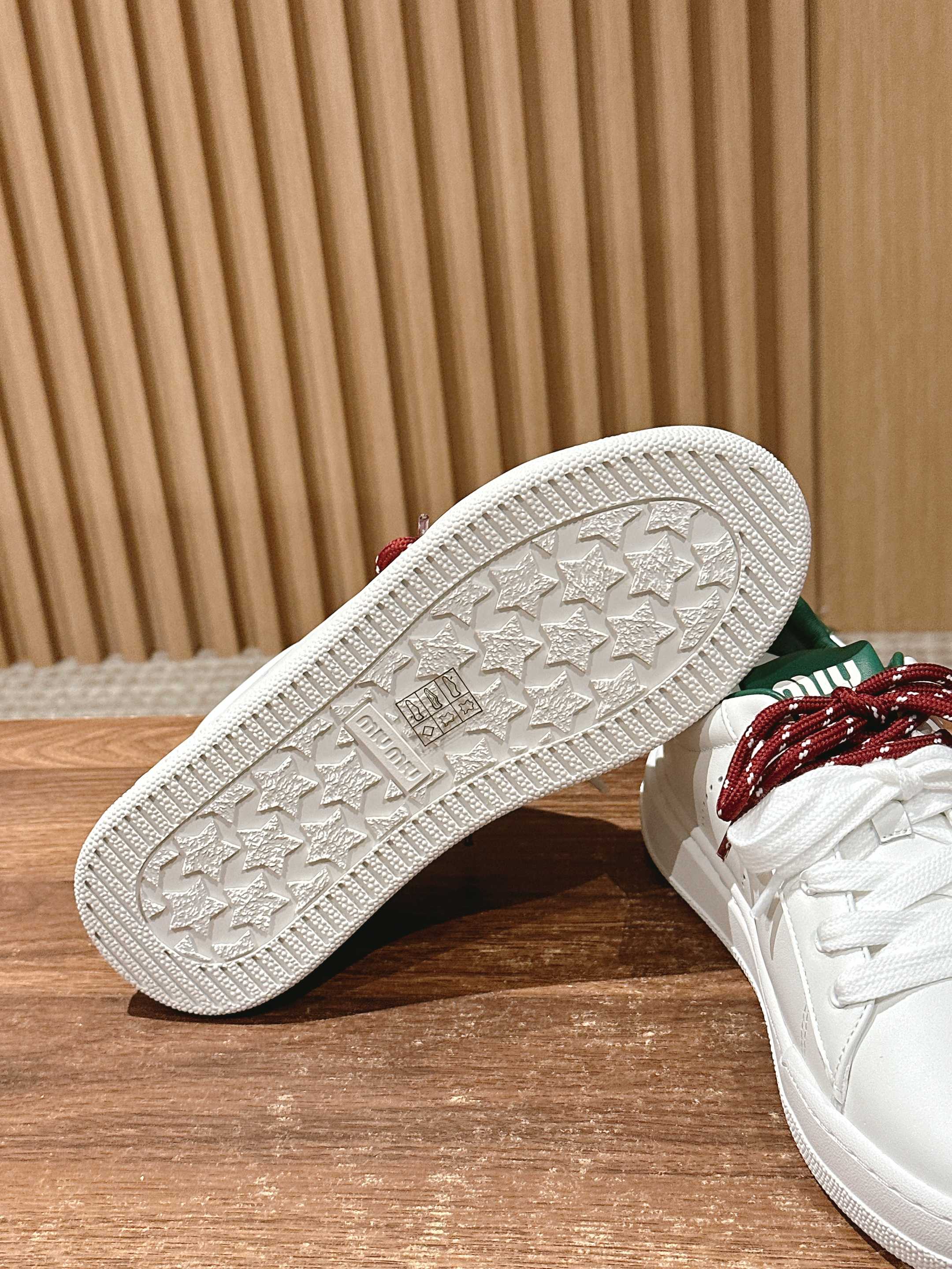 Повседневные кроссовки Miu Miu на шнуровке - красные