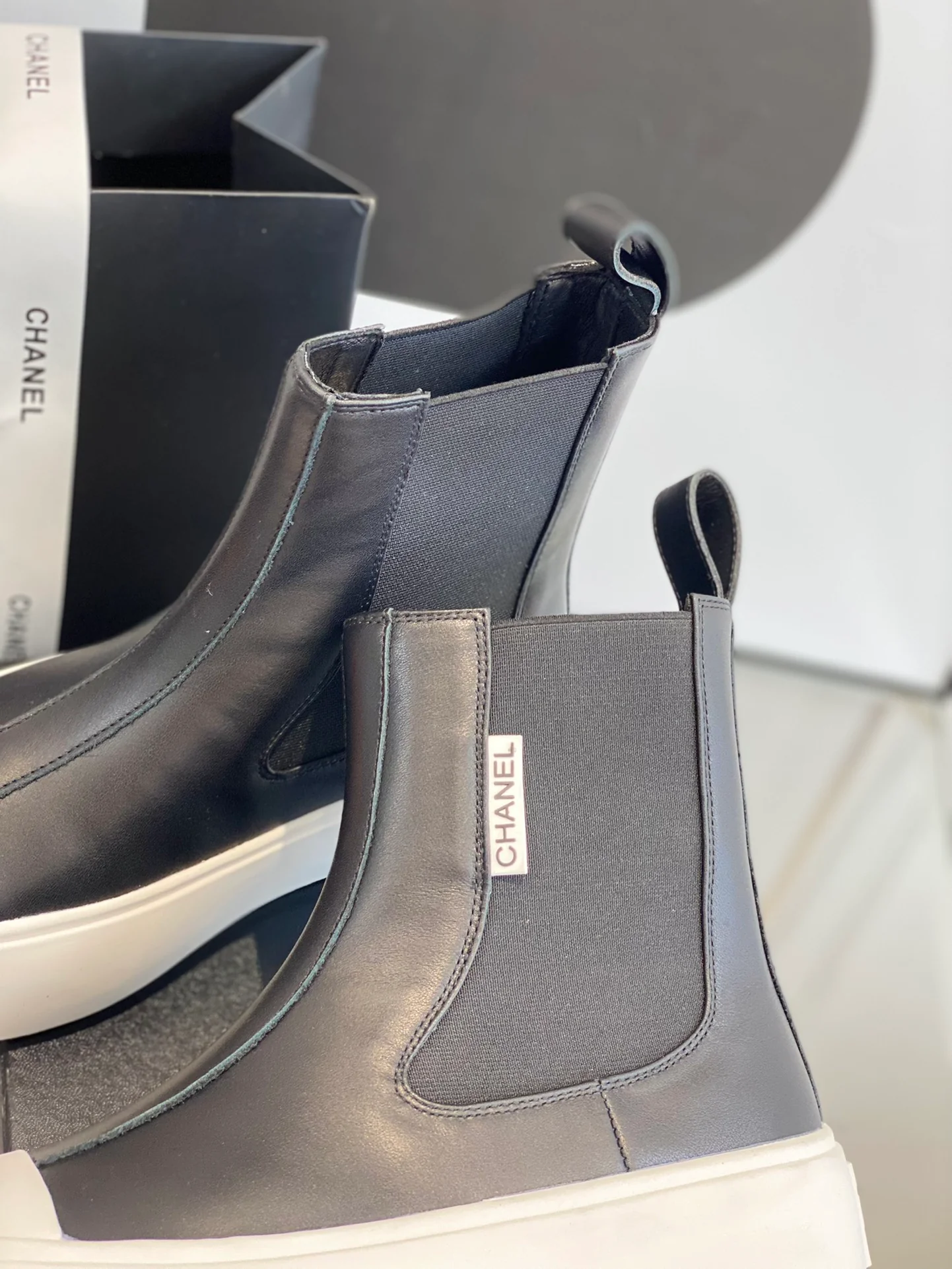 Повседневные высокие туфли на платформе от Chanel