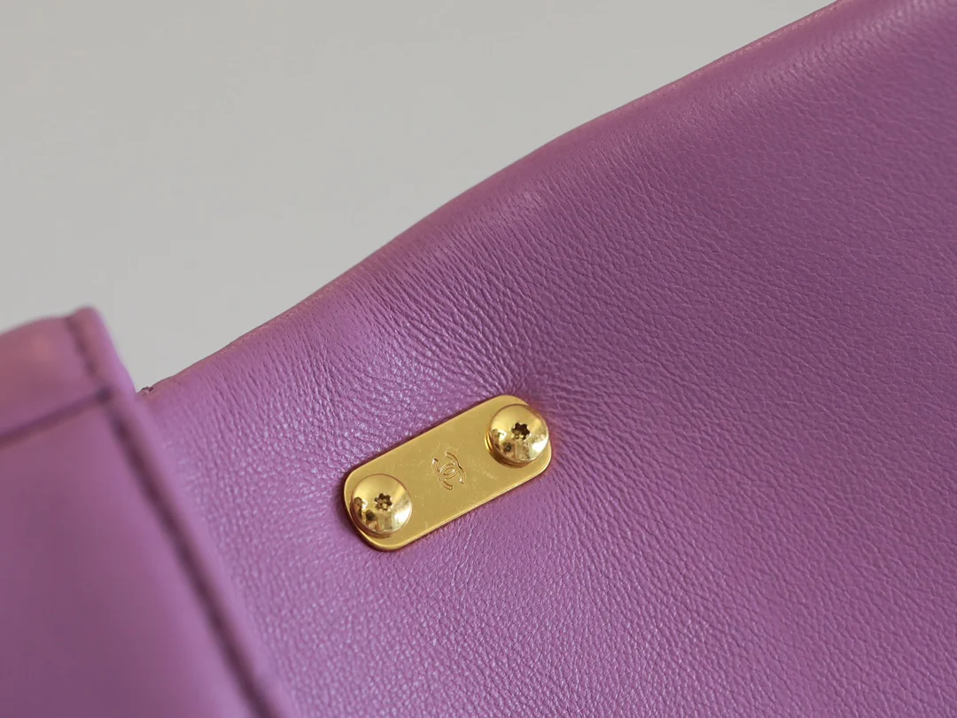 Винтажная сумка-мессенджер Chanel под мышкой - 2 шт.