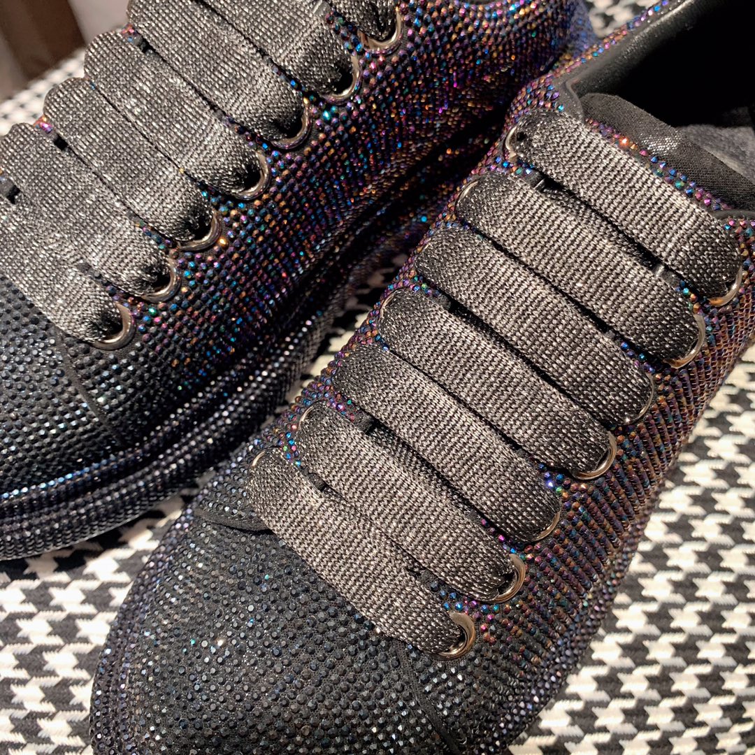 Классические белые кроссовки McQueen - черные с отделкой из страз.