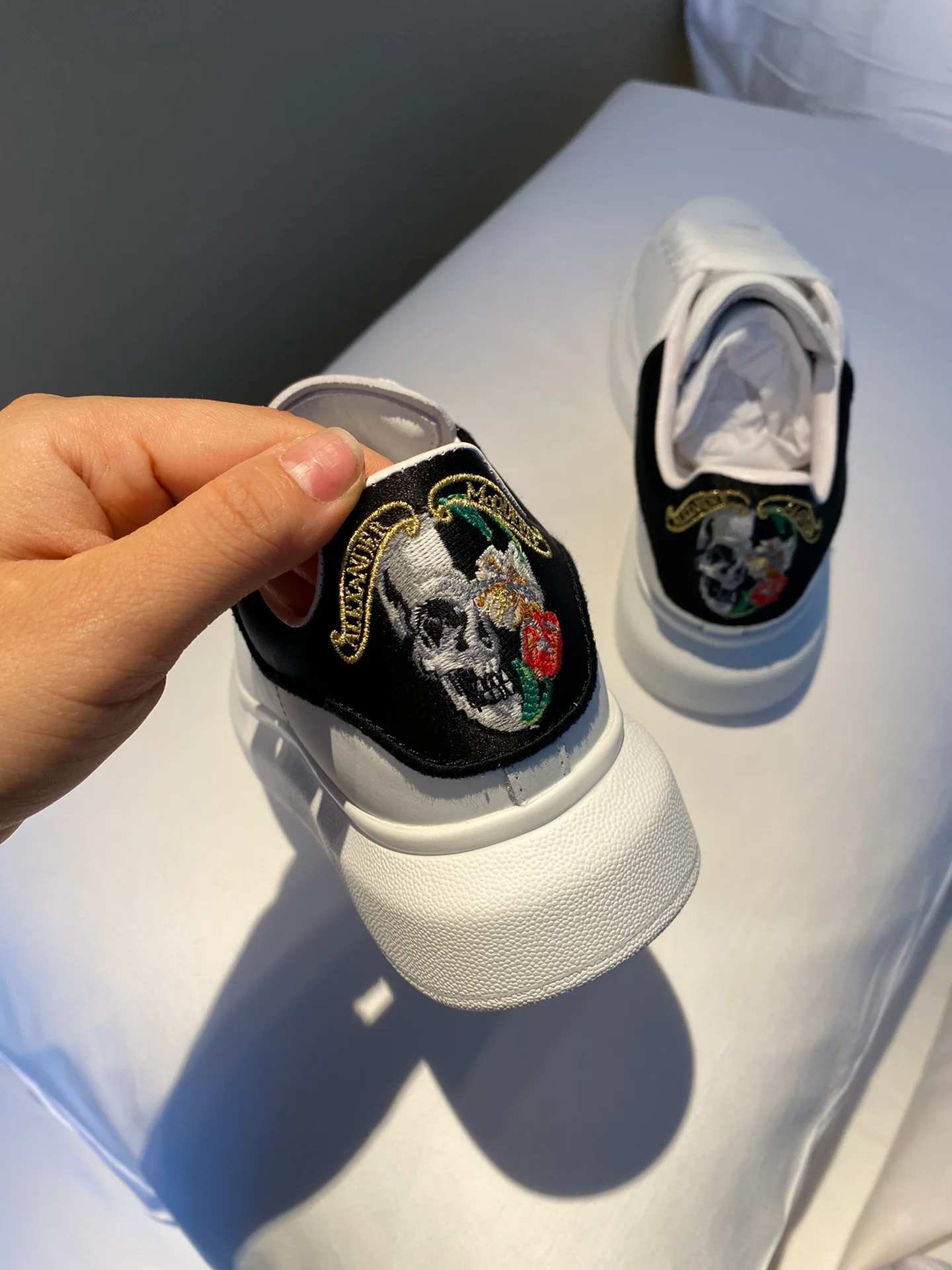 Классические белые кроссовки McQueen с дизайном ?Череп и сердце?.