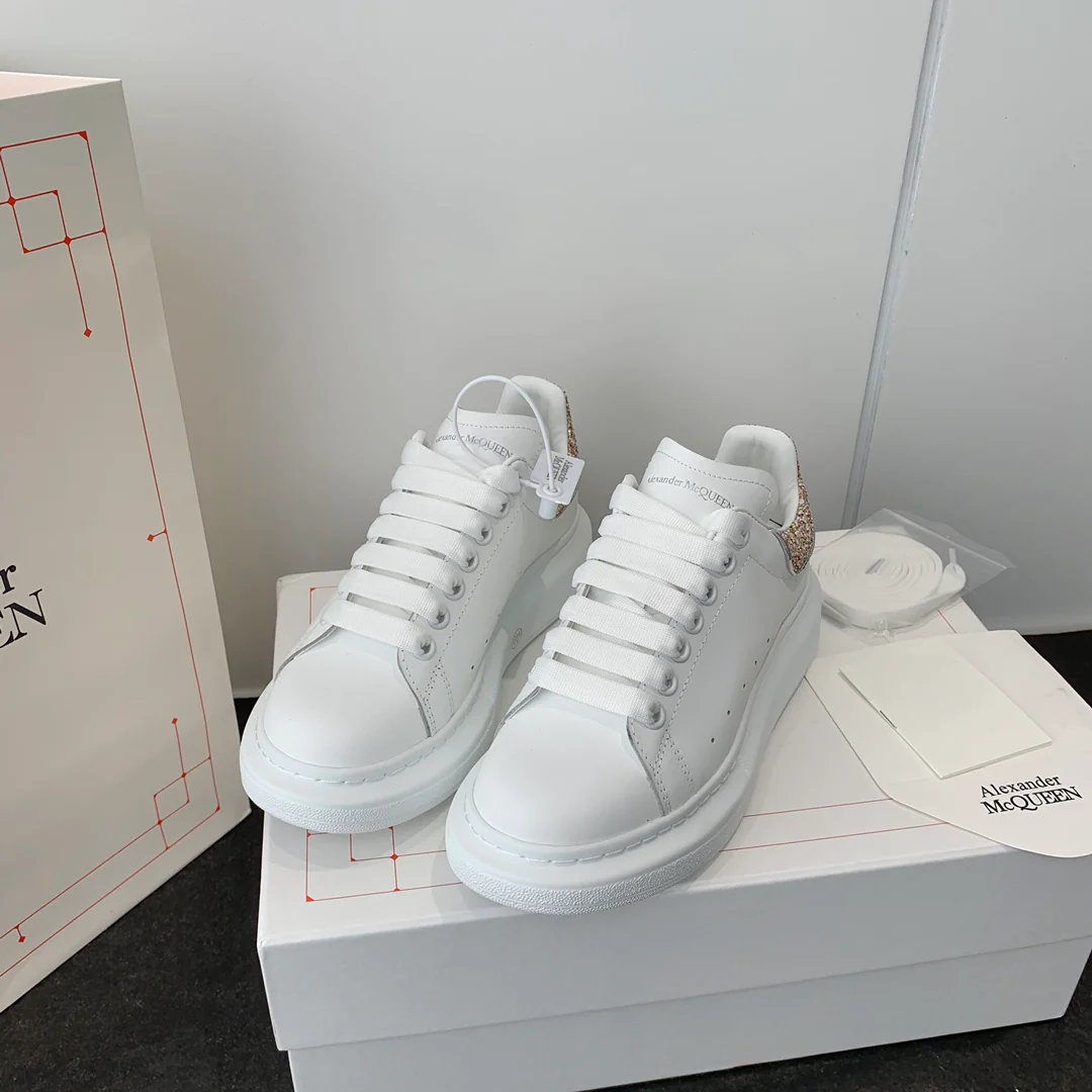 Белые кроссовки McQueen - ярко-розовые