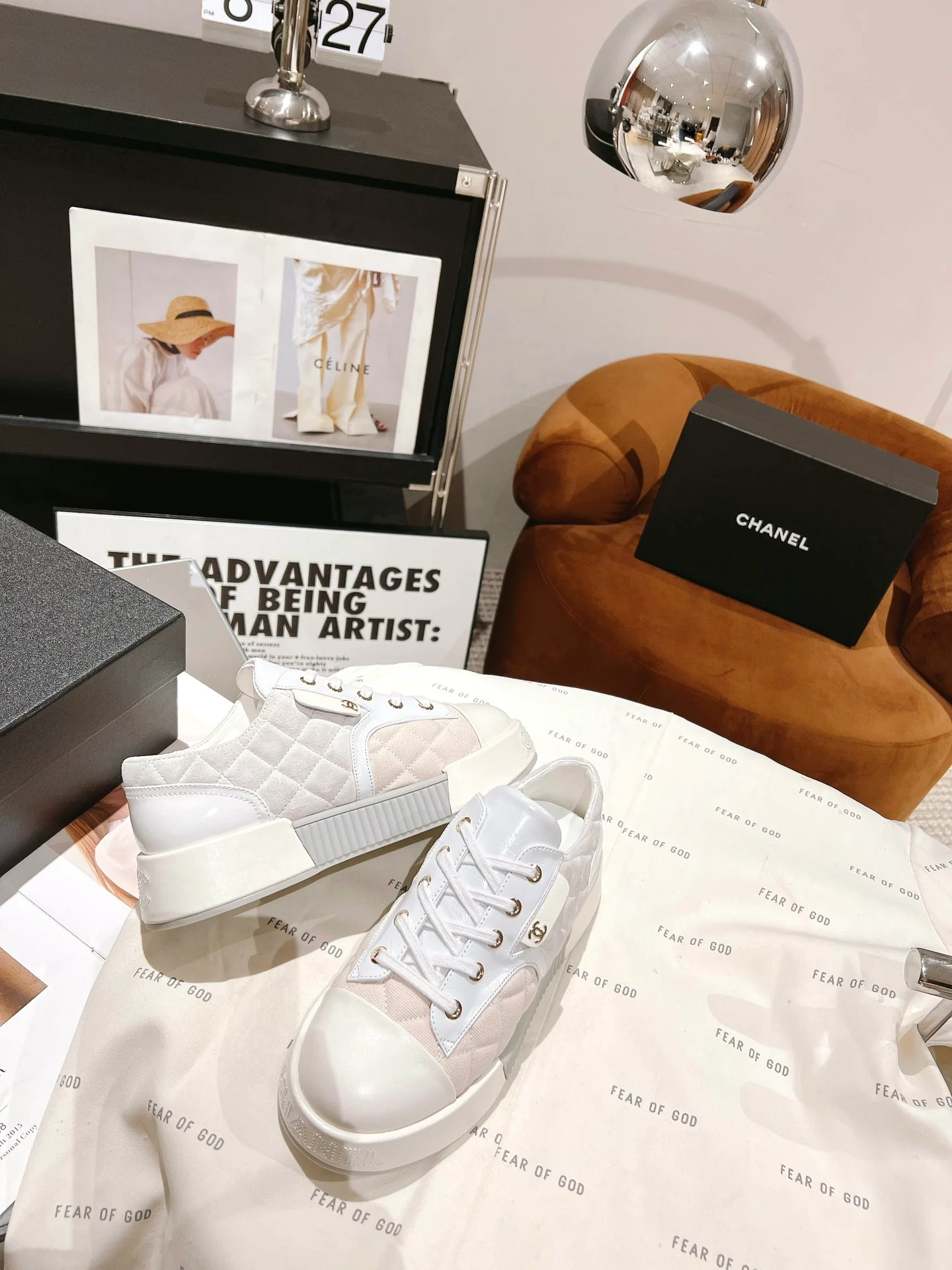 Стеганые повседневные туфли Chanel с цветовыми блоками - белые.