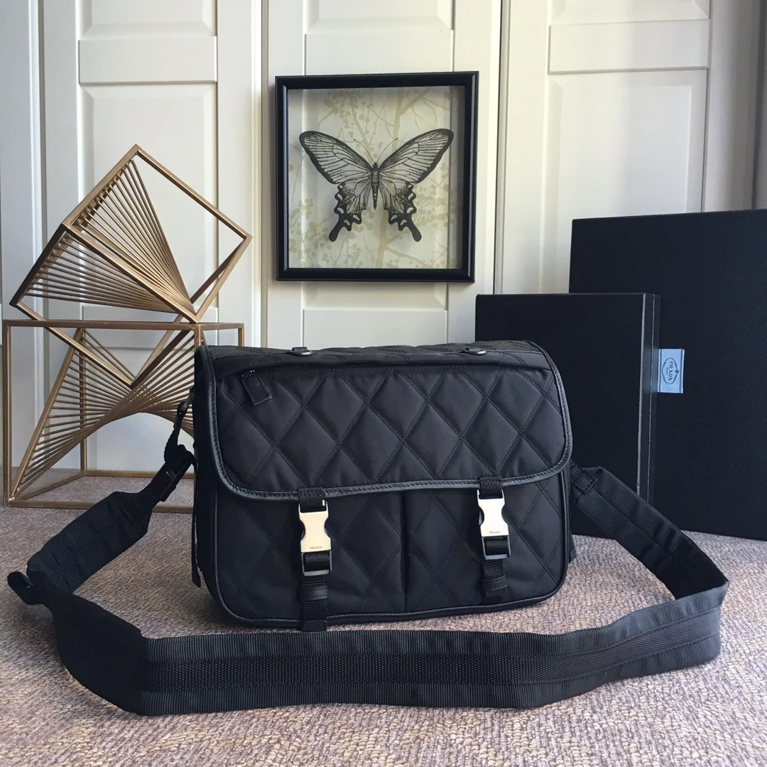 Сумка-мессенджер Prada из сафьяна