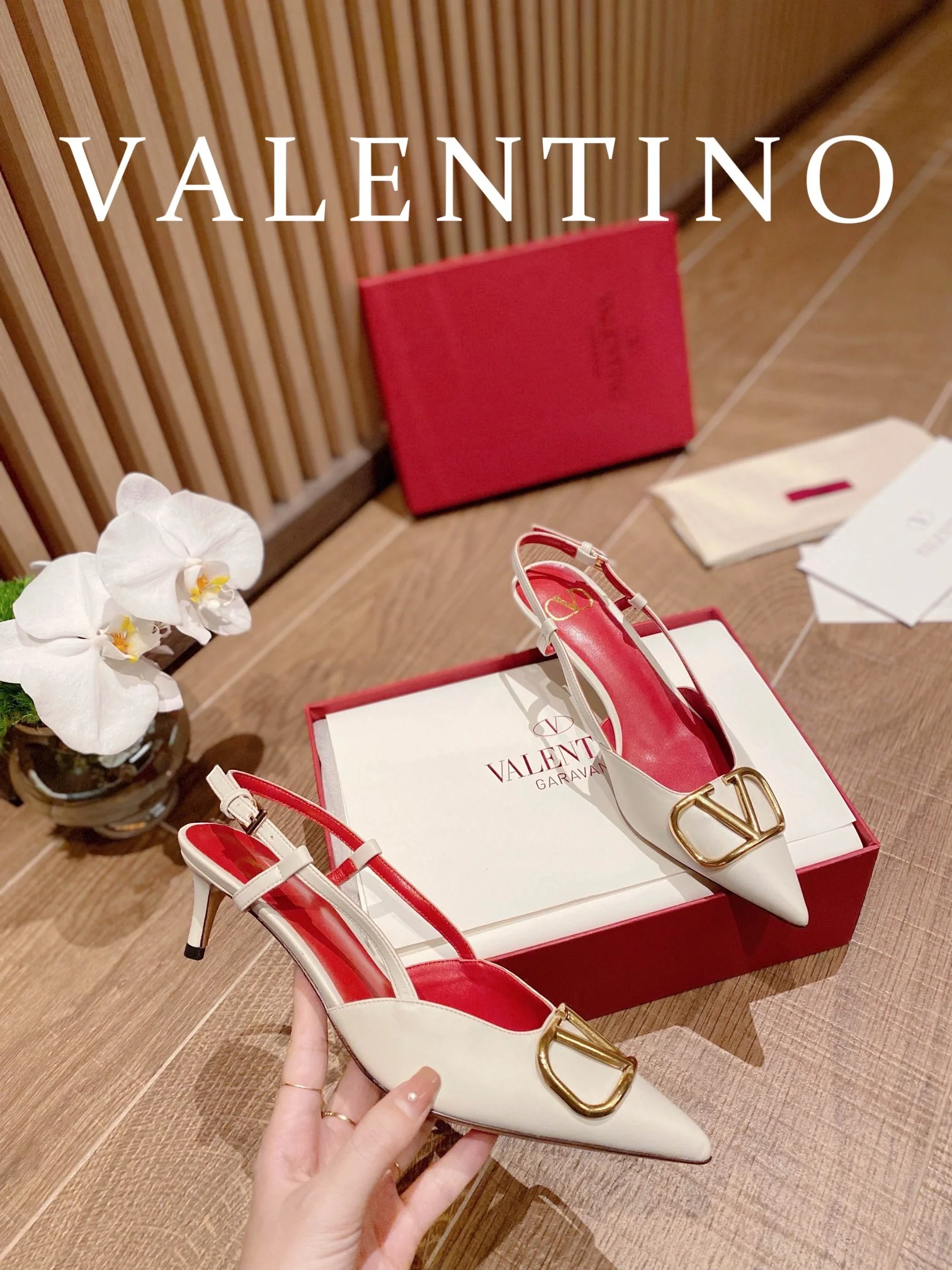 Valentino - Белые туфли на низком каблуке с острым носком