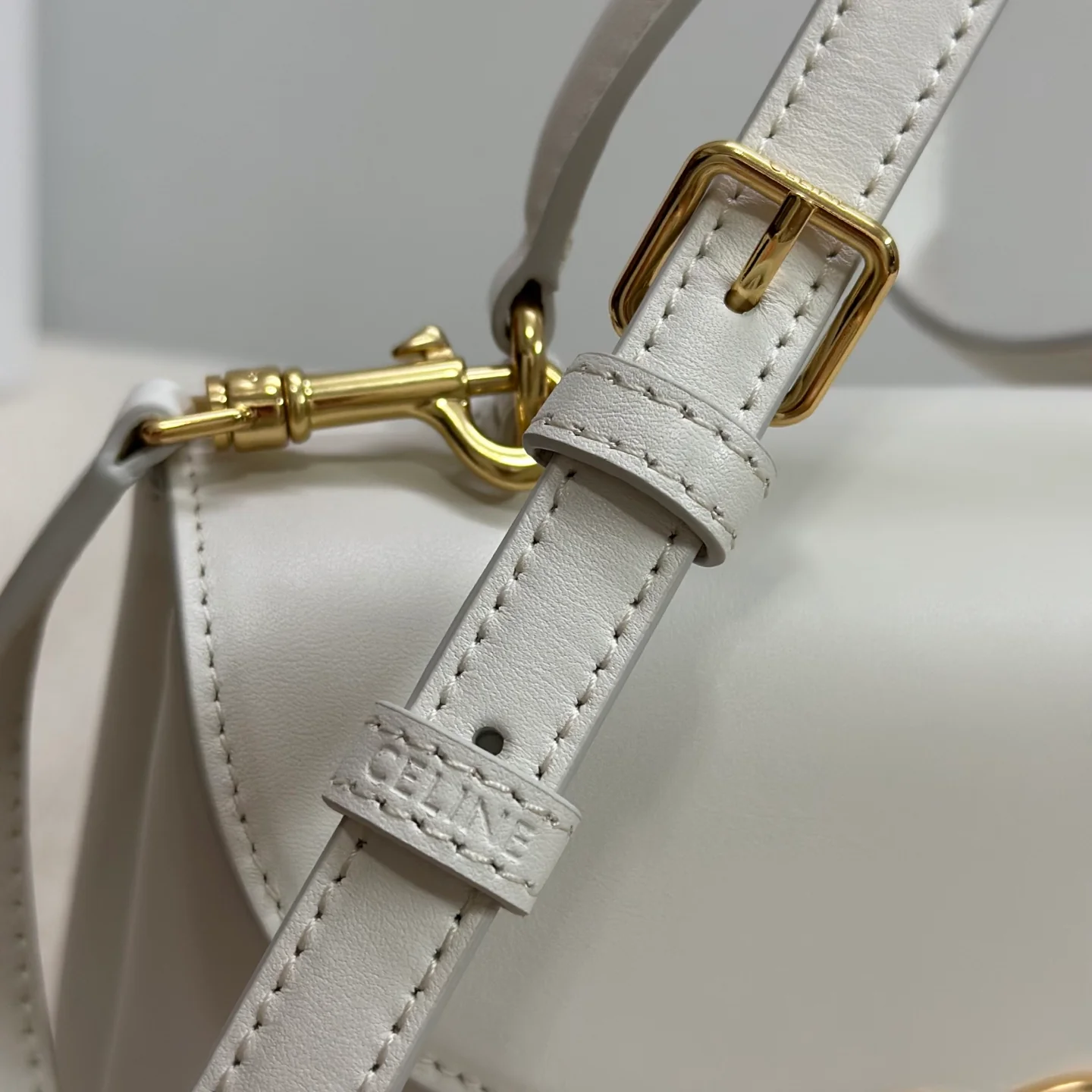 Celine - Сумка Kelly с золотой пряжкой и изображением Триумфальной арки - Белая