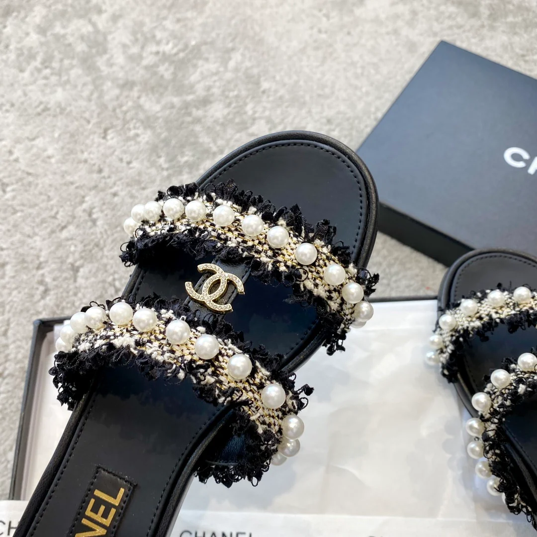 Новинка сезона весна/лето 2023 от Chanel - Тапочки из овечьей кожи с жемчугом - Черные