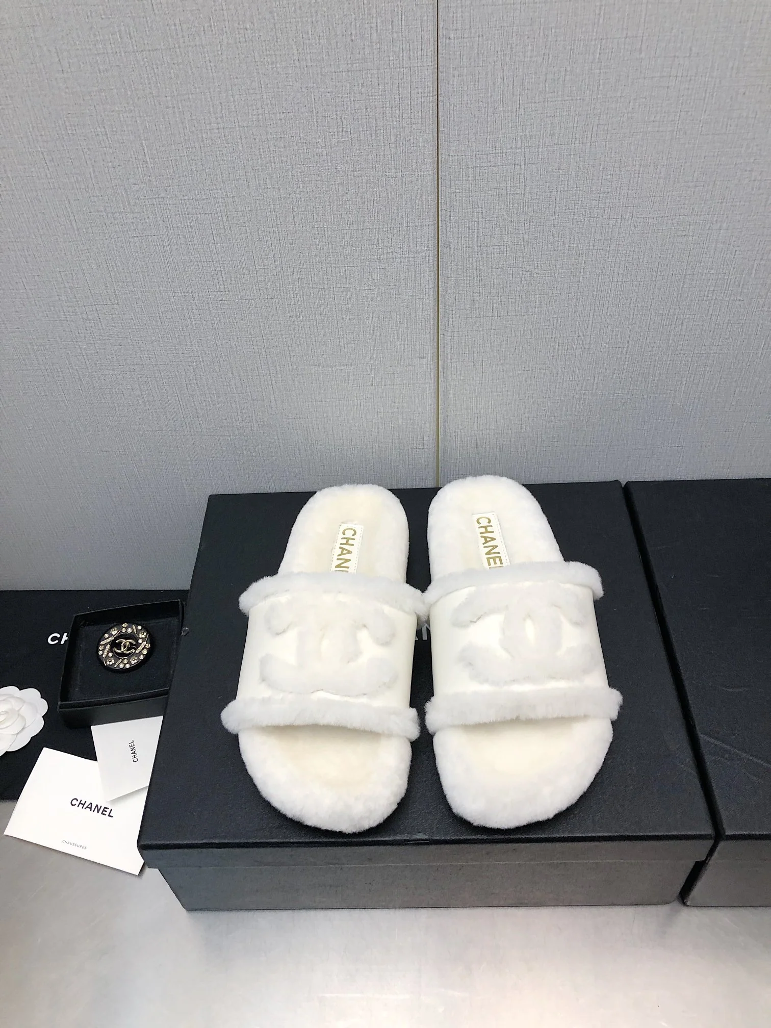 Новинка сезона осень/зима 2023 от Chanel - шерстяные тапочки в клетку - белые кожаные.