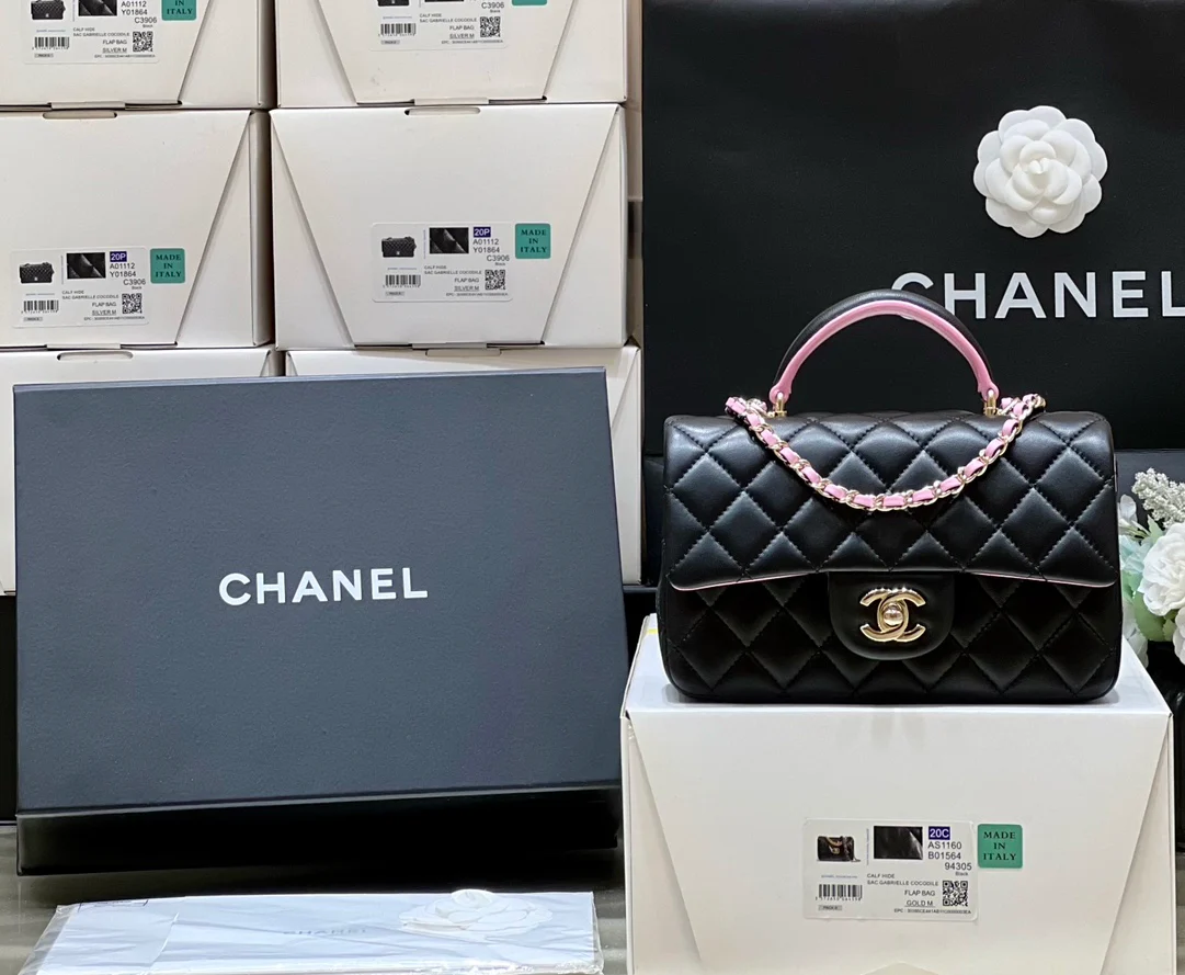 Новинка сезона весна/лето 2023 от Chanel - сумка CF - 20 см - черно-розовая