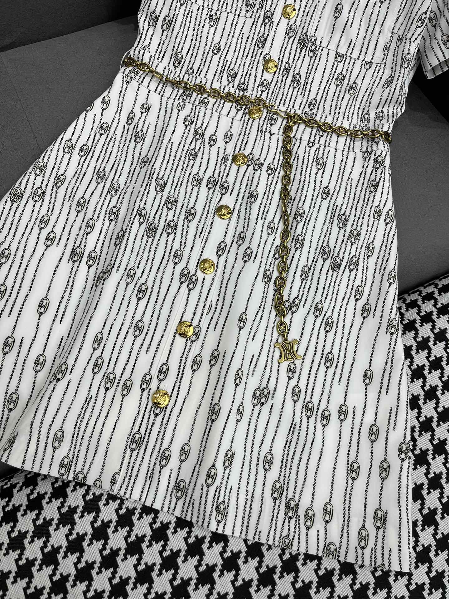 Celine 2403 - Новое платье с цепочным принтом в виде Триумфальной арки и отложным воротником - Белое