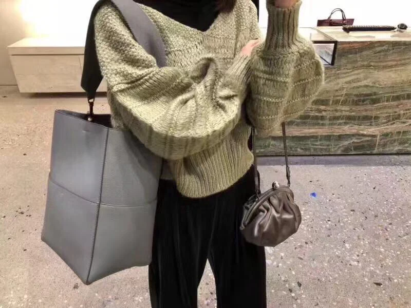 Celine-suau-sangle-large-elephant gray