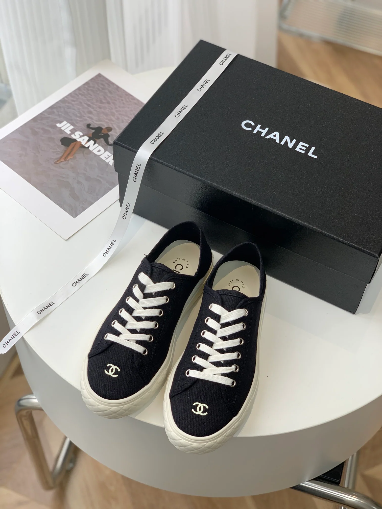 Новые поступления Chanel весна/лето 2023 — серия ?Конфетные цвета? — черные парусиновые туфли