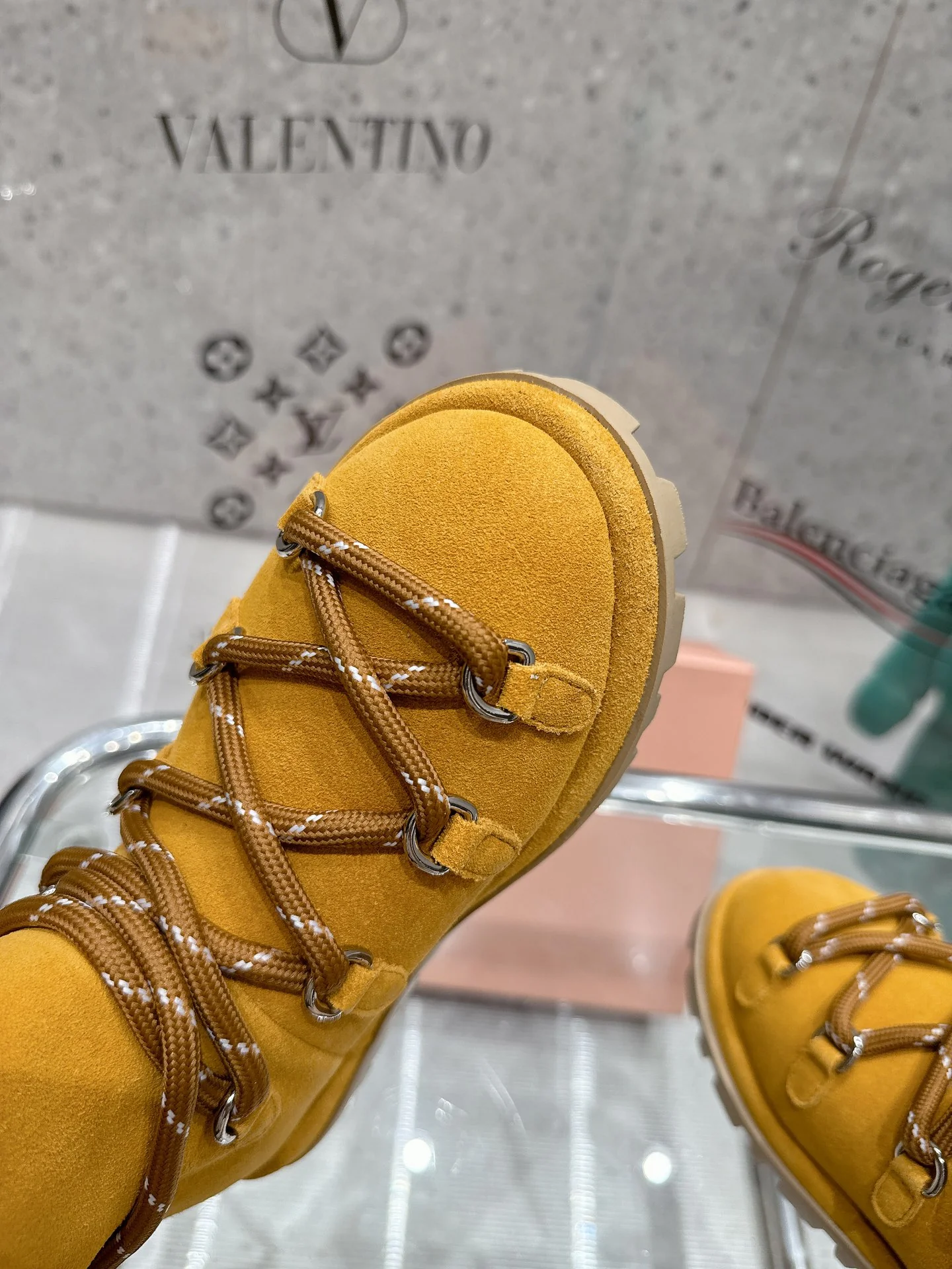 Ботинки Miu Miu 2024 с декоративной шнуровкой - желтые