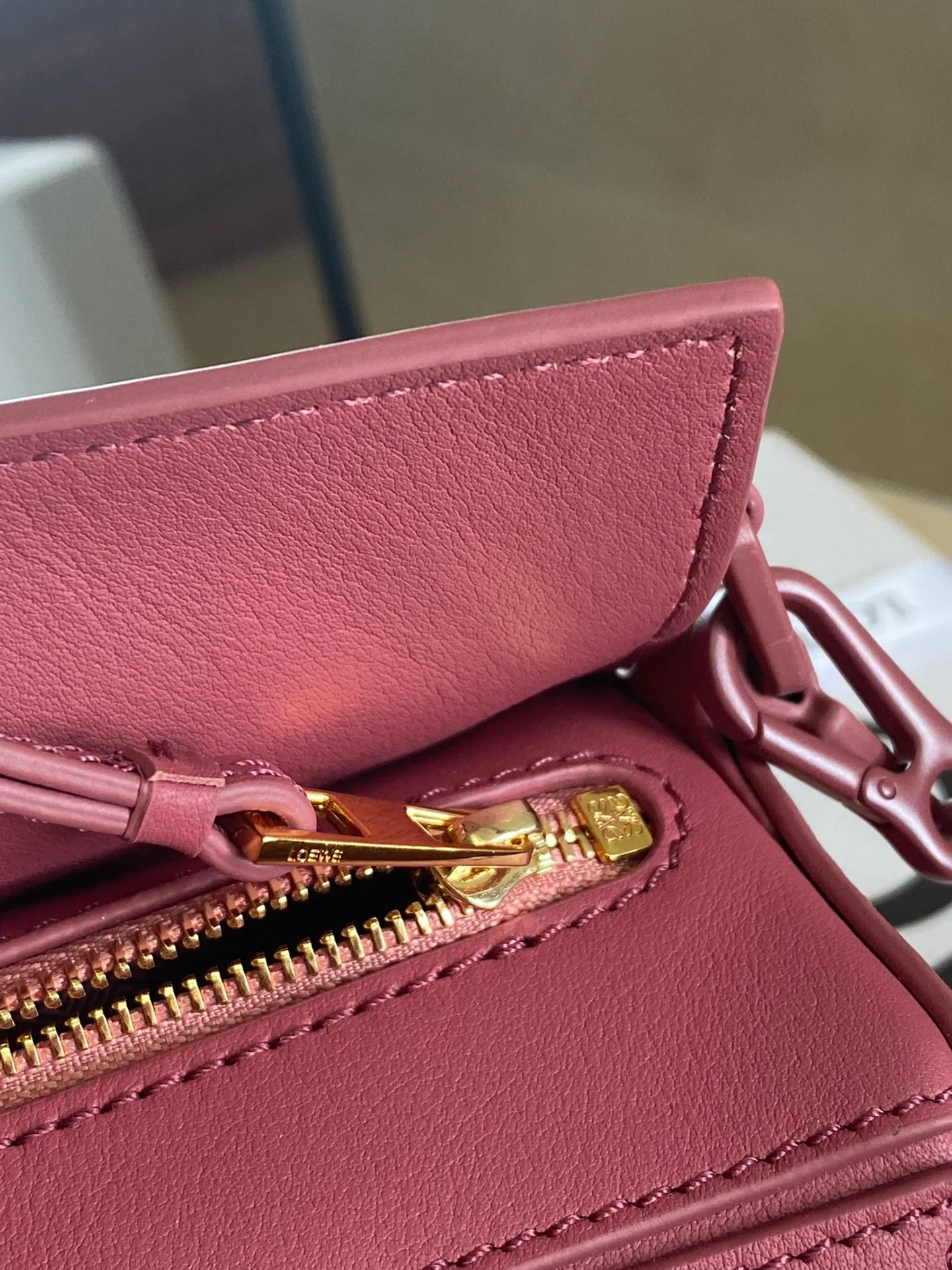 Мини-юбка Loewe Puzzle из телячьей кожи, розовая.