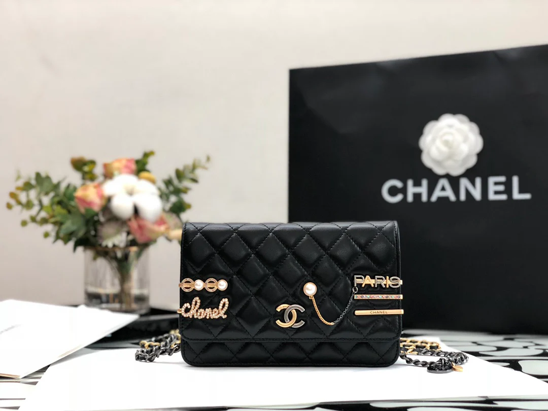 Кулон-значок Chanel 22c woc