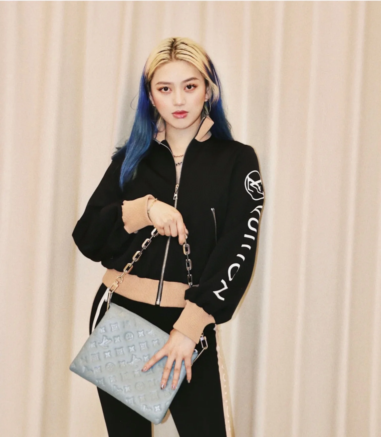 m57790-LV-coussin handbag-small-blue-on-body photo