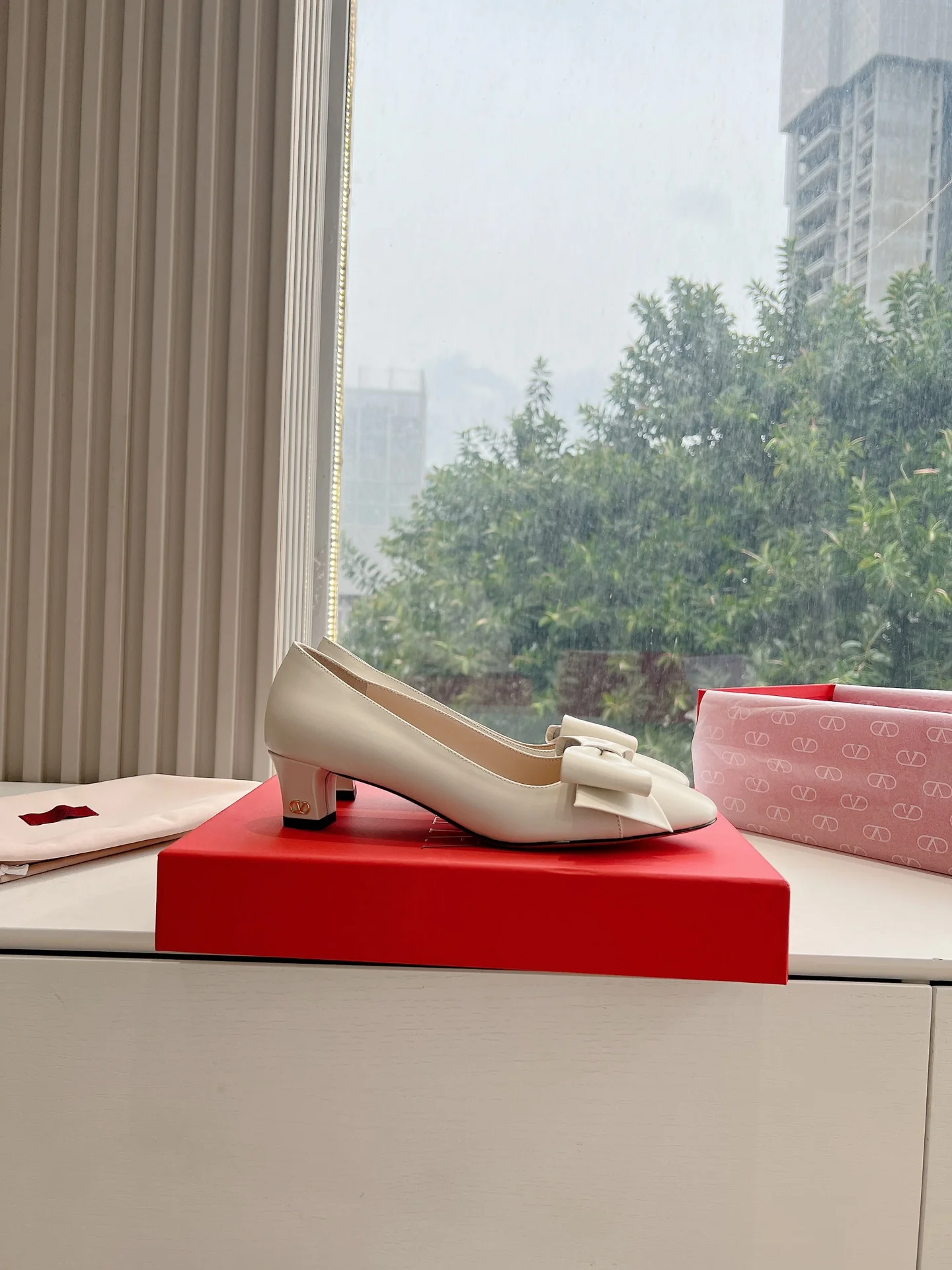 Туфли на каблуке с бантом Valentino 2024 - белые