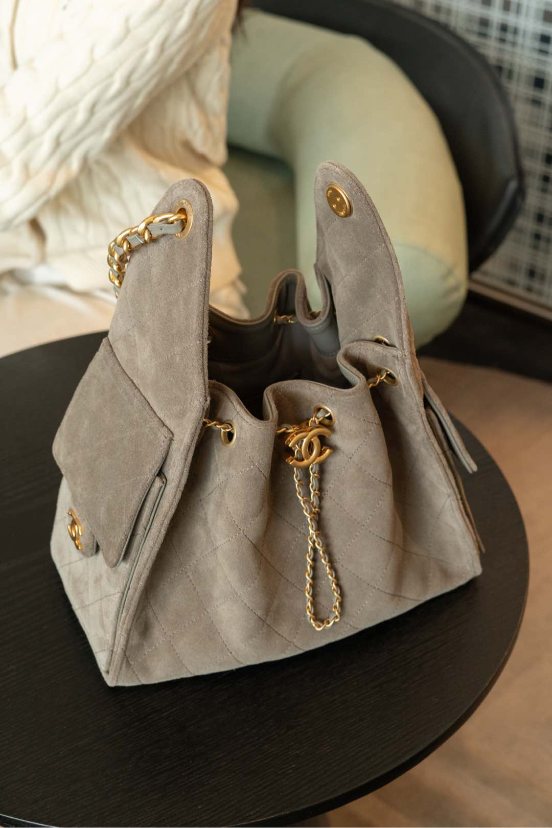 Сумка-хобо Chanel с завязками, замша, серая.