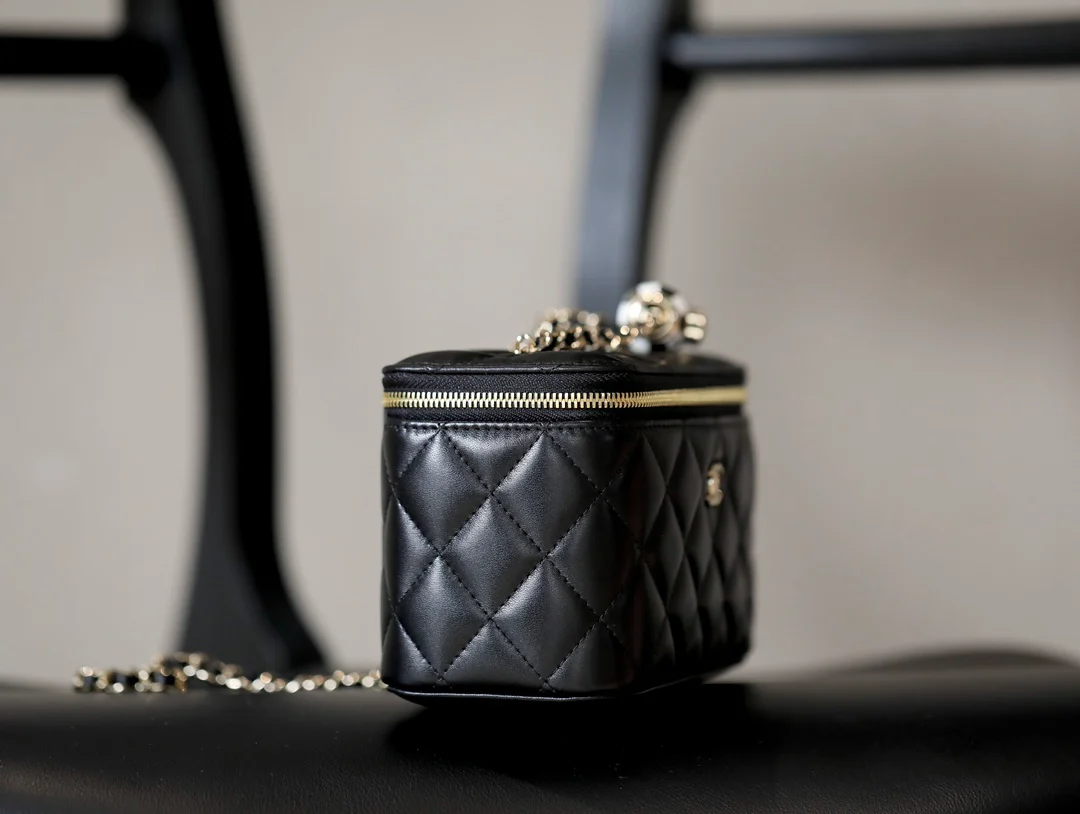 Новые поступления коллекции Chanel весна/лето 2023 - Футбольная коллекция - Длинная коробка с цепочкой и мячом - Черная