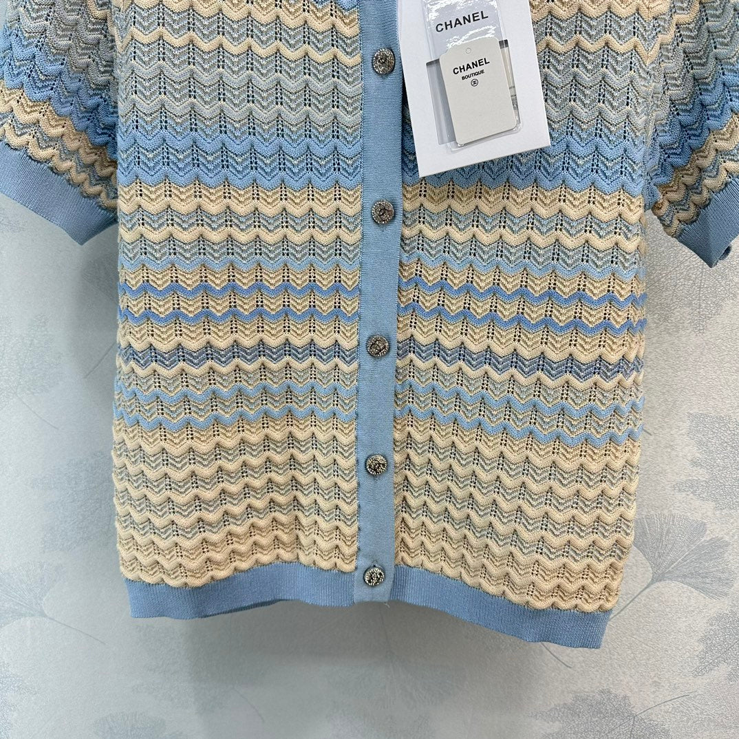 Новая коллекция Chanel Весна/Лето 2024: шерстяной топ с коротким рукавом, синий.