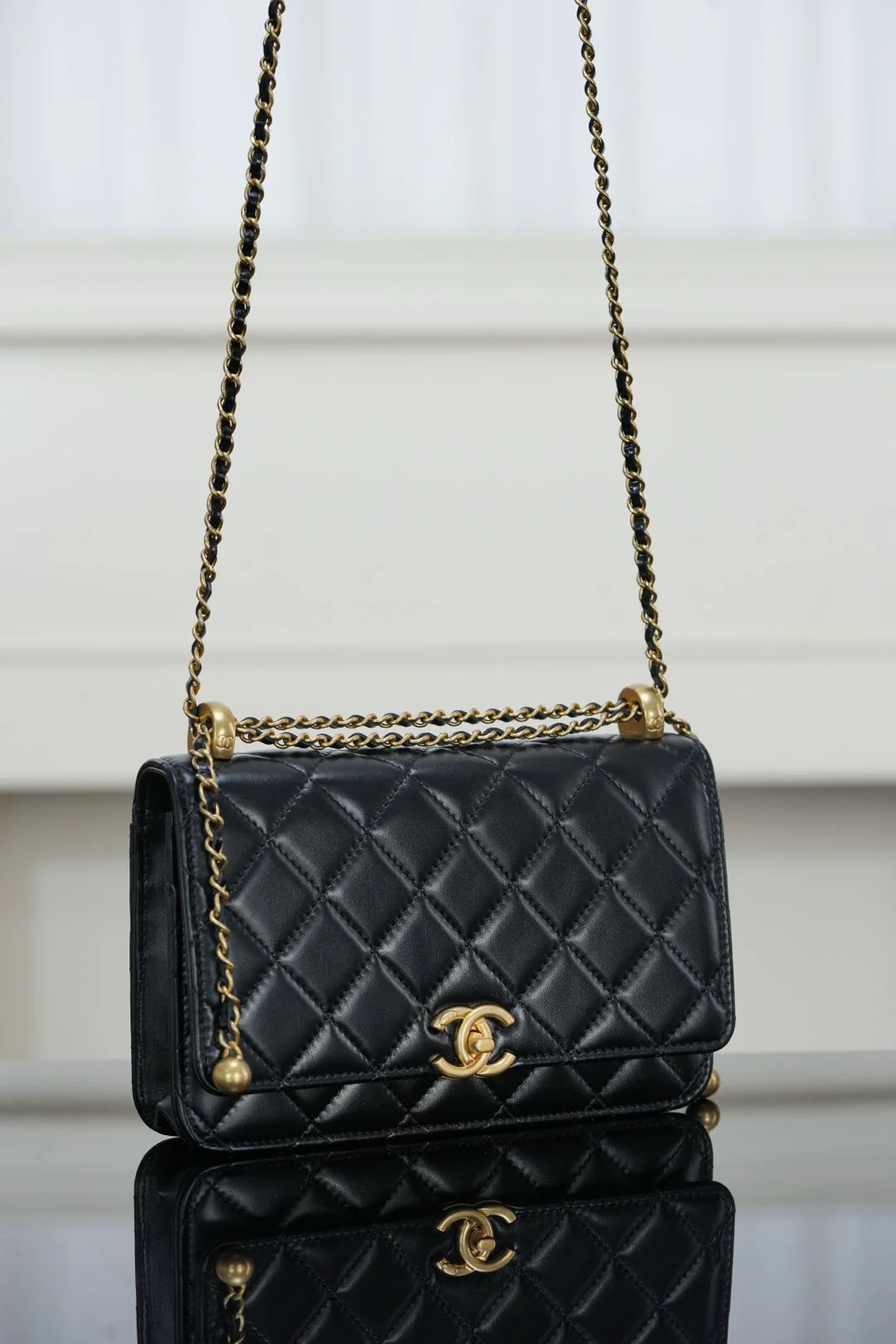 Chanel - Двойная золотая цепочка с бусинами - Черная с золотой застежкой