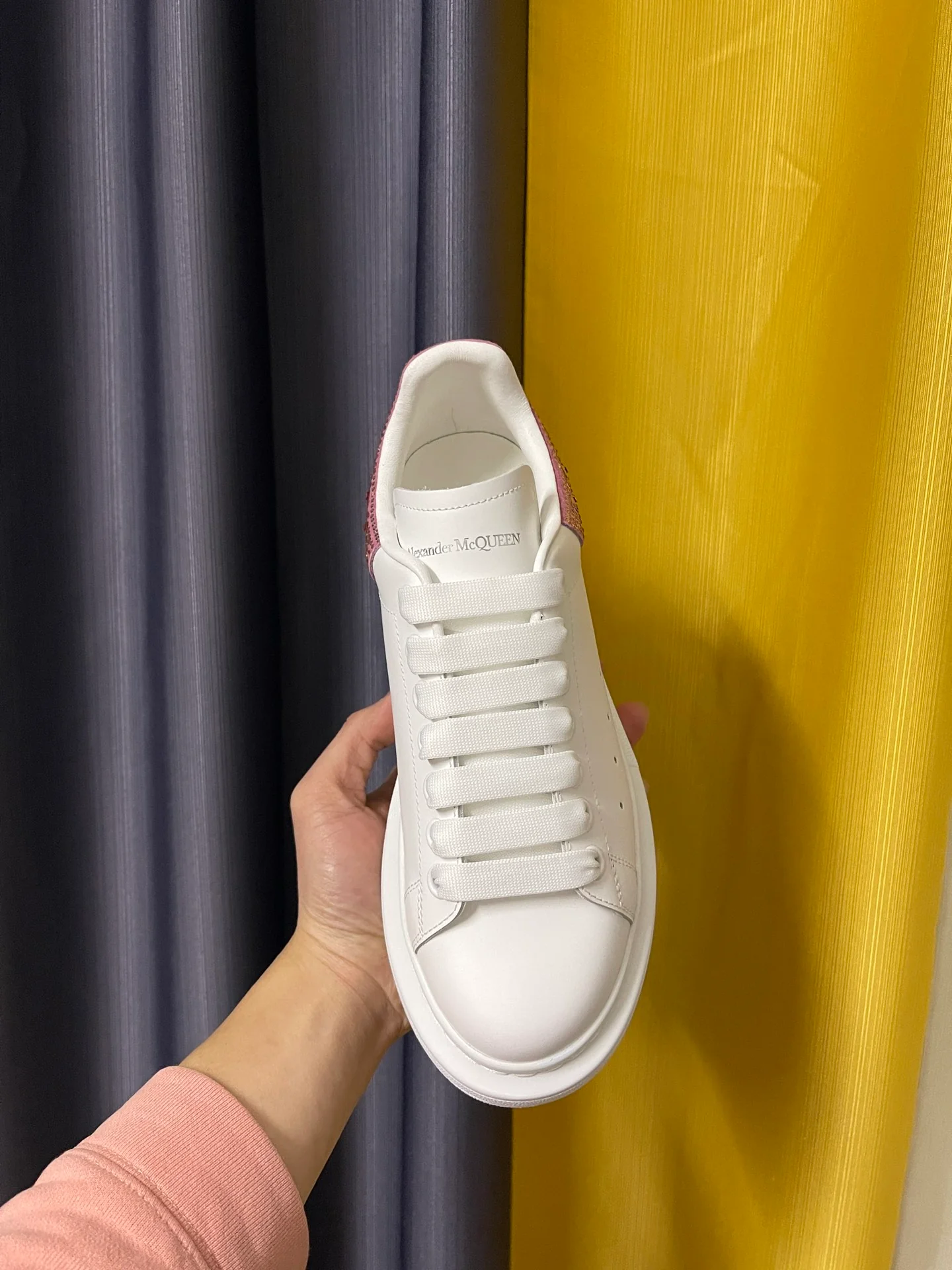 Классические белые кроссовки McQueen с розовато-фиолетовой бархатной отделкой.