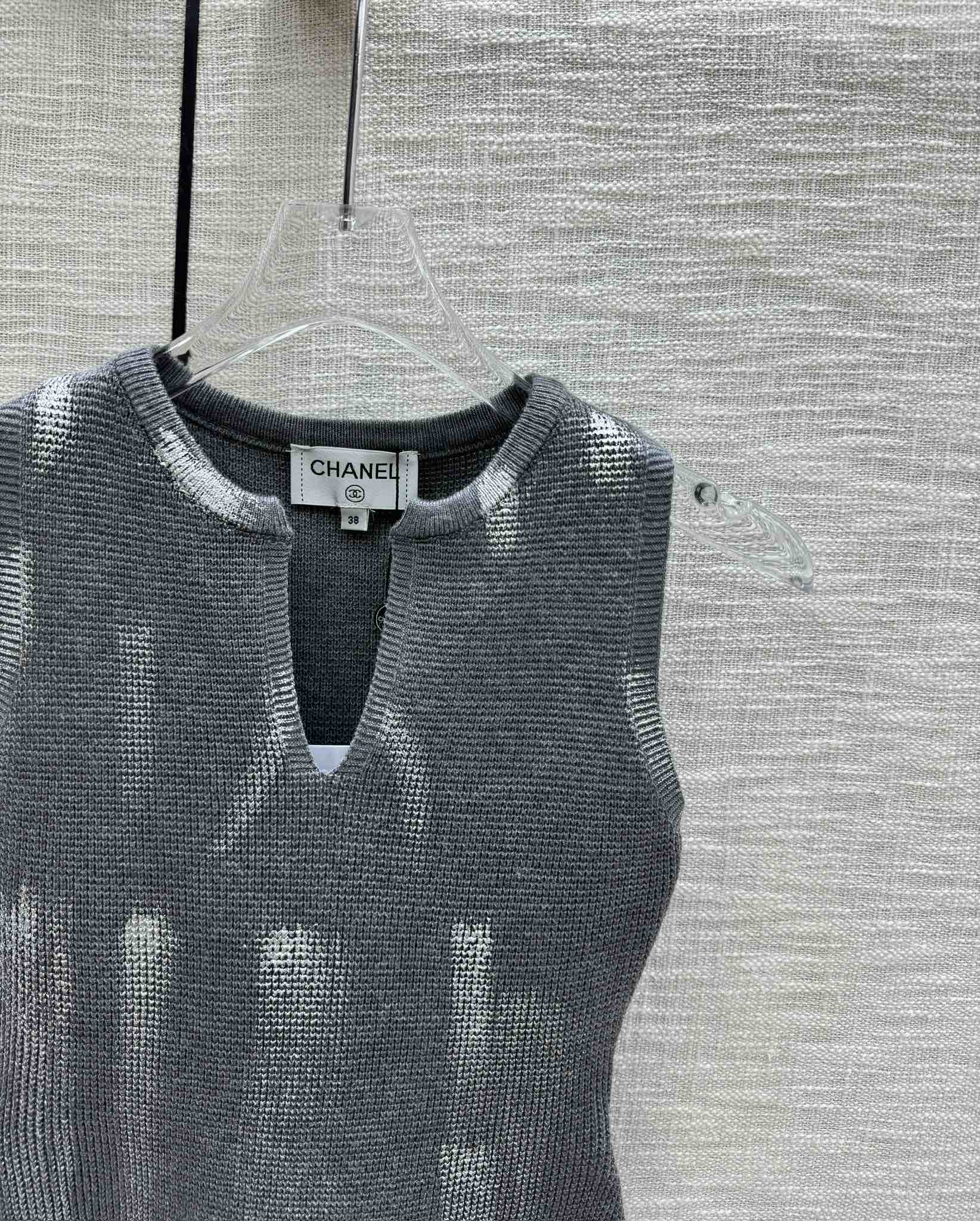 Вязаный жилет Chanel 2403 Graffiti с V-образным вырезом - темно-серый
