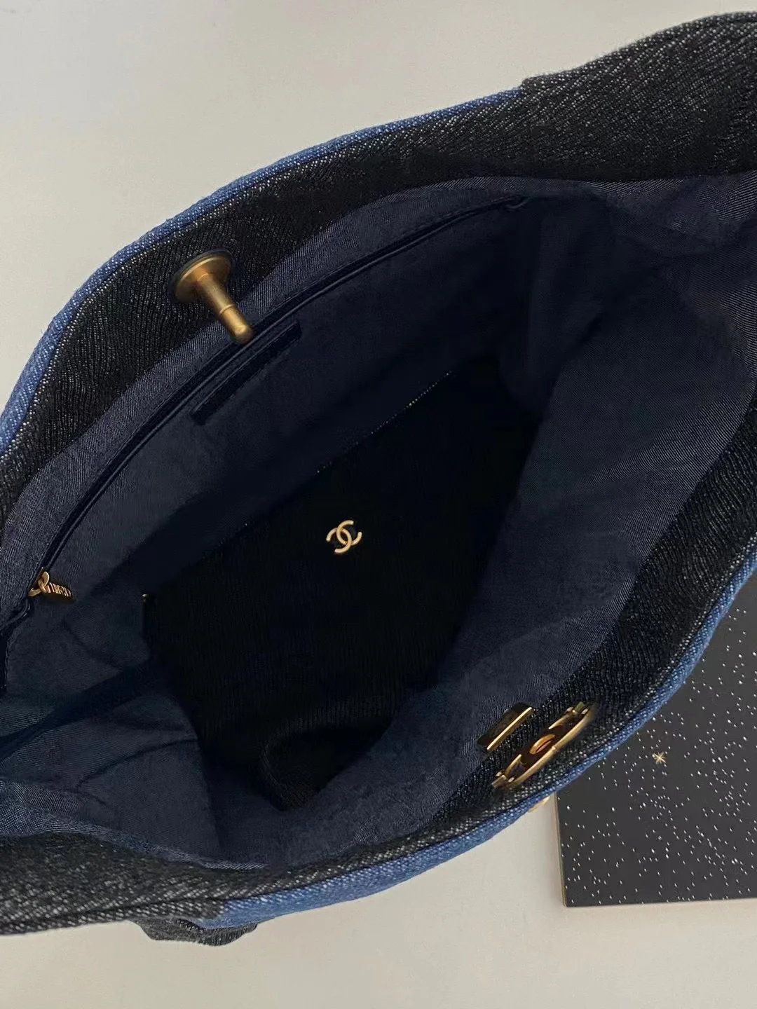 Коллекция Chanel Весна/Лето 2023 - Синяя джинсовая сумка-тоут - Черная отделка на синем основании