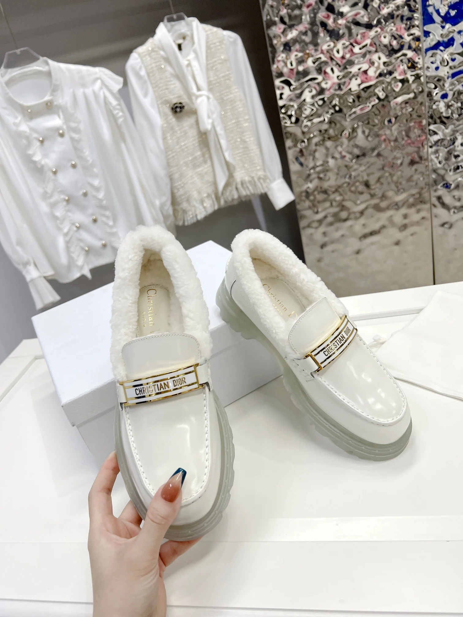 Новинка сезона ?Ранняя осень? от Dior — Пушистые туфли афро — Белые