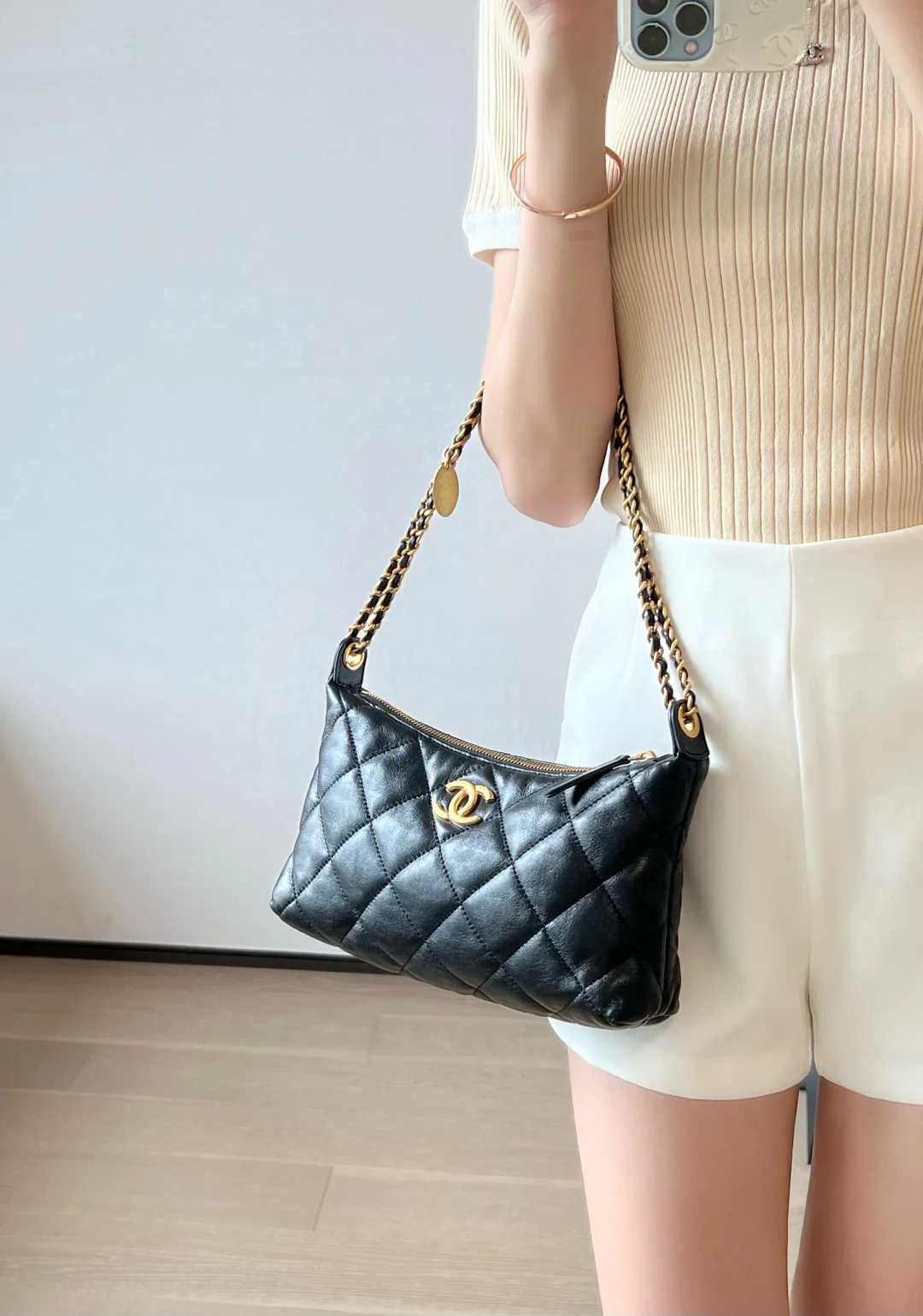 Chanel - ??? - Сумка-мешок на цепочке с монетами - Черная с золотой пряжкой