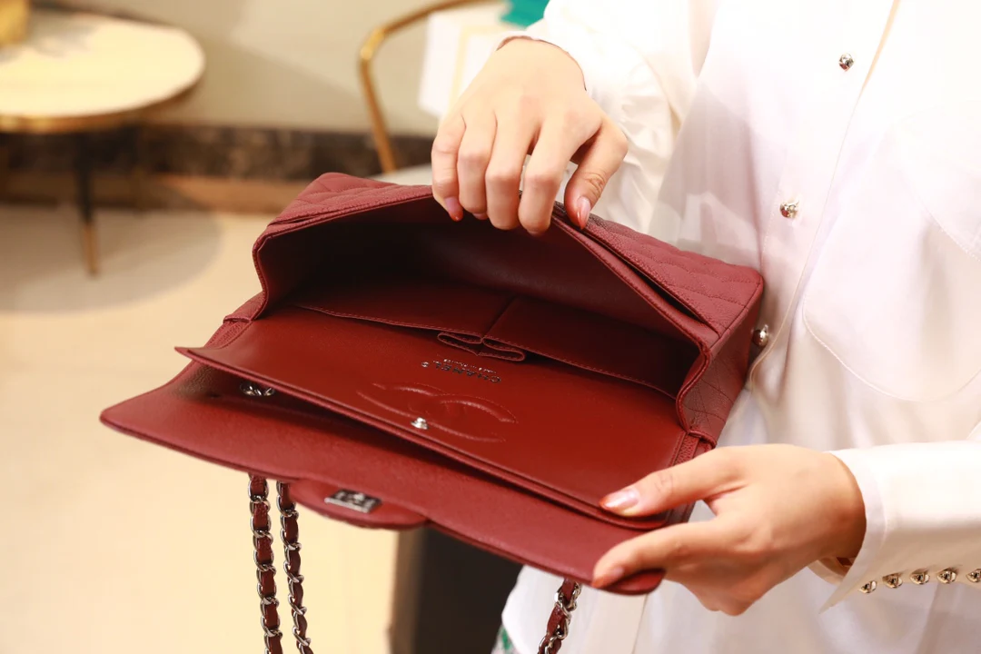 Классическая сумка Chanel Caviar CF, бордовая, с серебряной пряжкой, 25 см.