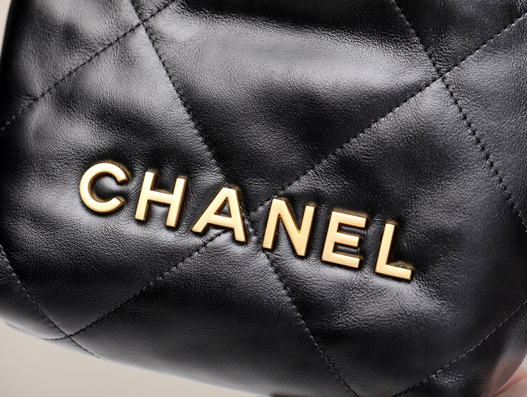 Новинка сезона весна/лето 2023 от Chanel - сумка 22 - мини - черно-золотая - фото в действии.