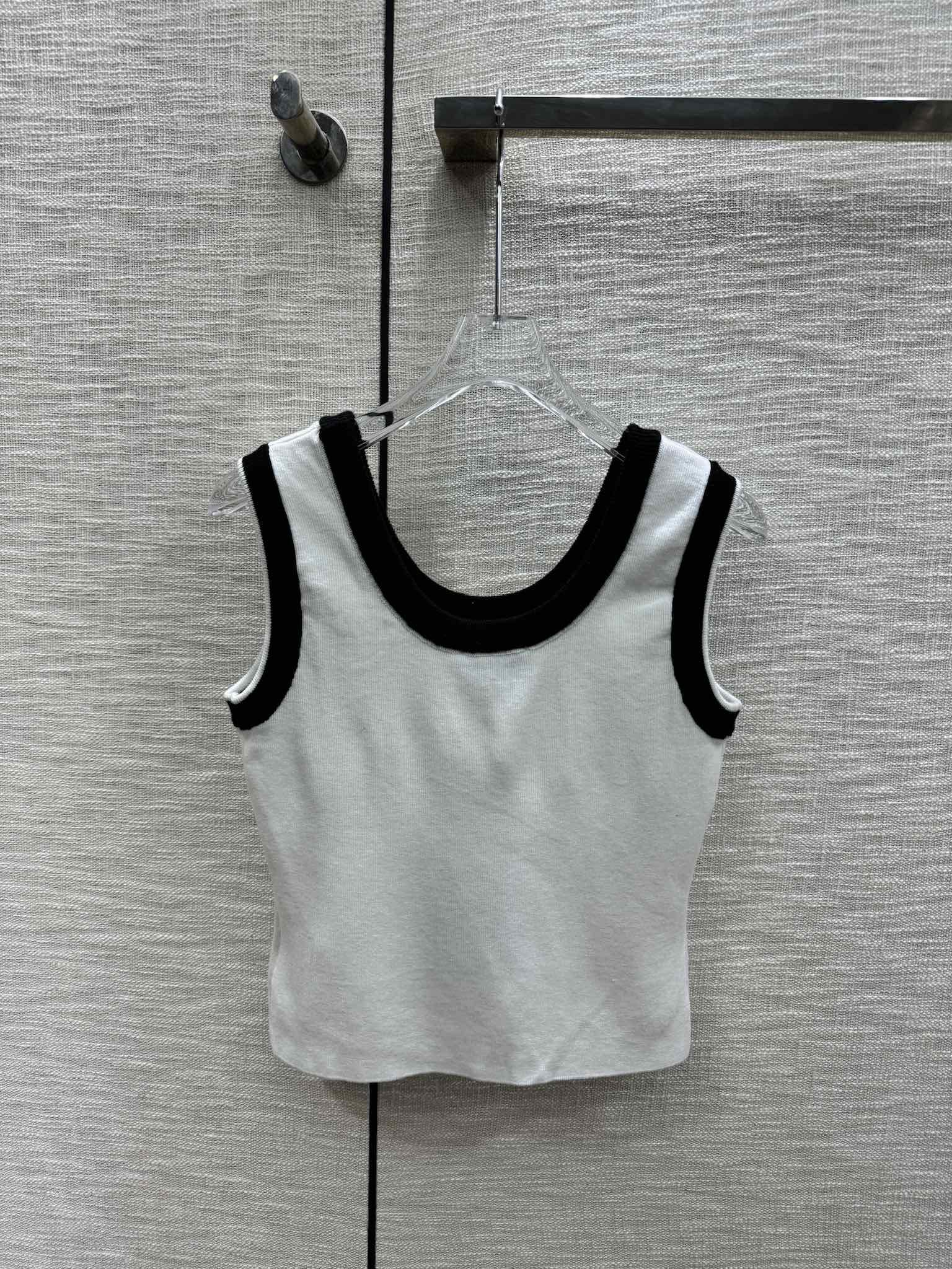 Chanel - 2403-24 Вязаный жилет с двойной буквой С, новая коллекция ?Ранняя весна? в стиле колор-блок - белый