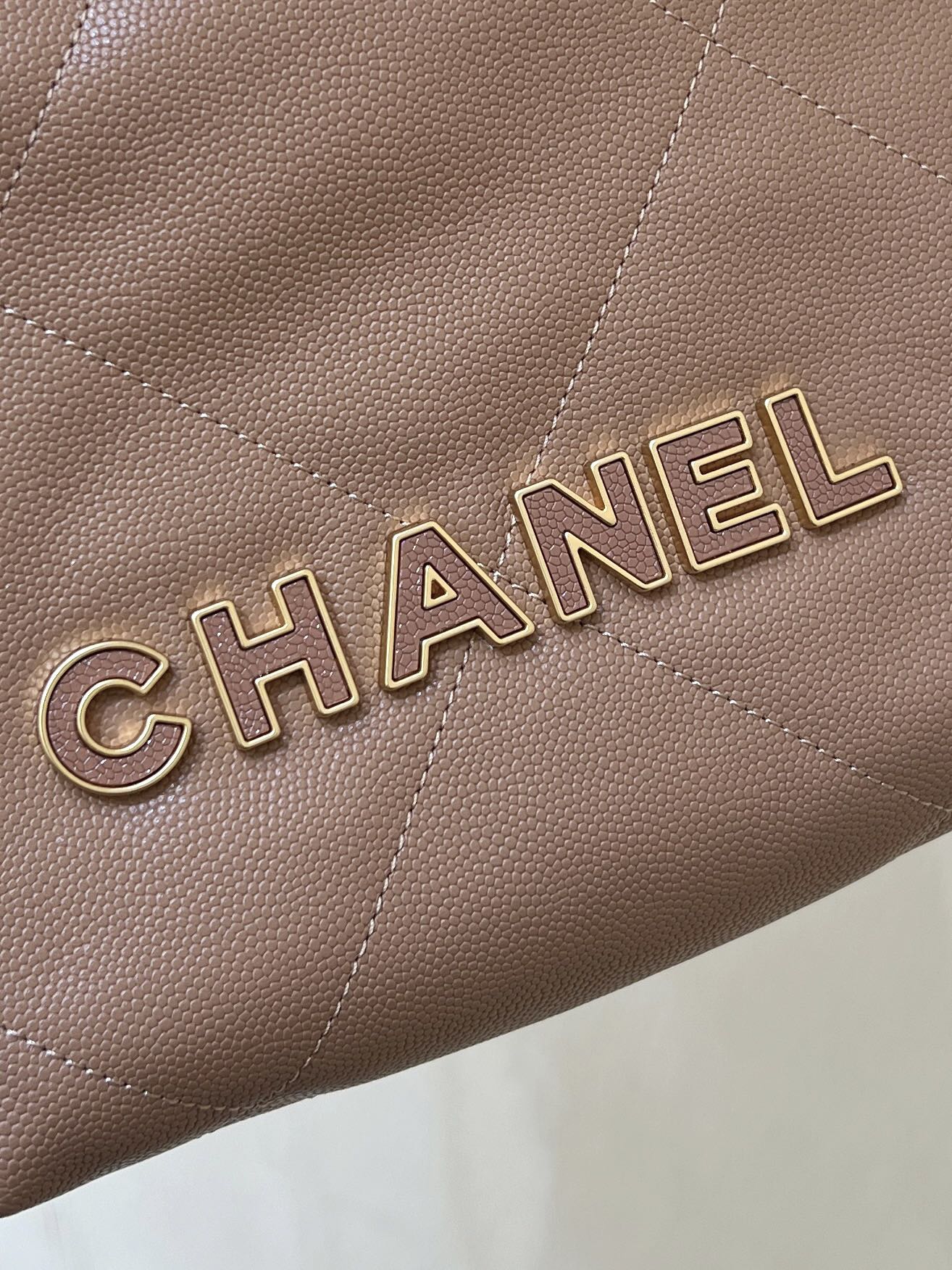 Мини-сумка Chanel 24k Mini 22-Bag - текстурированная сумка с отделкой под кожуру личи - коричневая