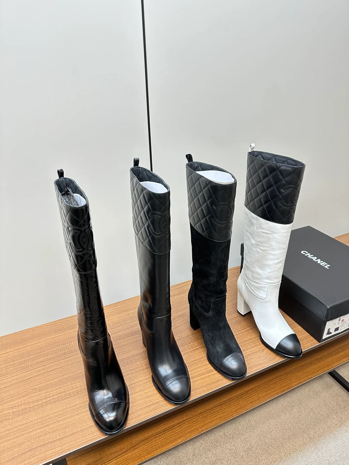 Новинка сезона осень/зима 2023 от Chanel — Стеганые сапоги для верховой езды — Белые и черные