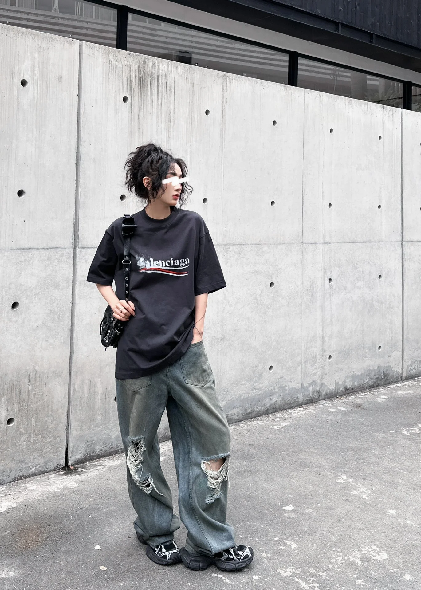 Футболка Balenciaga 2403 Melting Coke Print свободного кроя с коротким рукавом - унисекс - черная