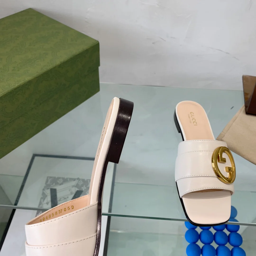 Новинка сезона весна/лето 2022 от Gucci - тапочки с двойной буквой G - 1 шт.