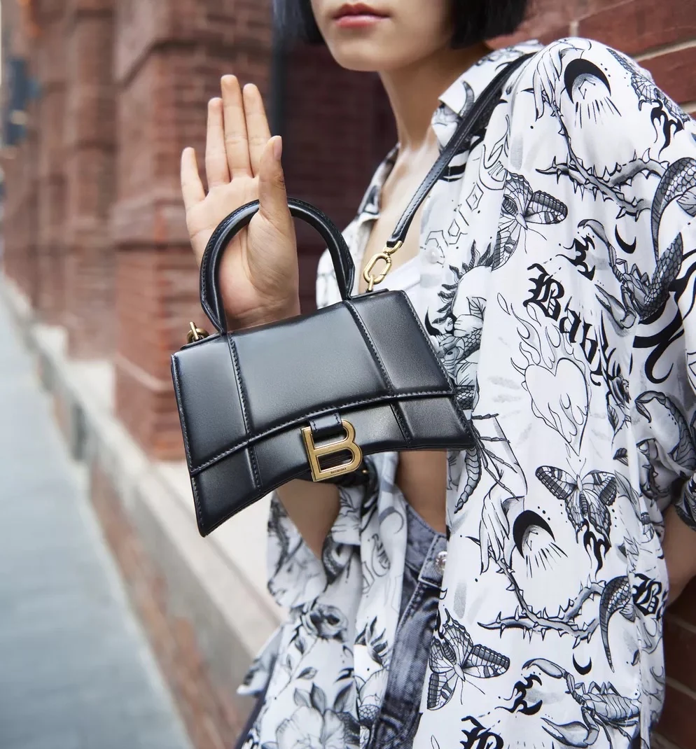 Сумка Balenciaga Hourglass (большая) - черная, однотонная кожа.